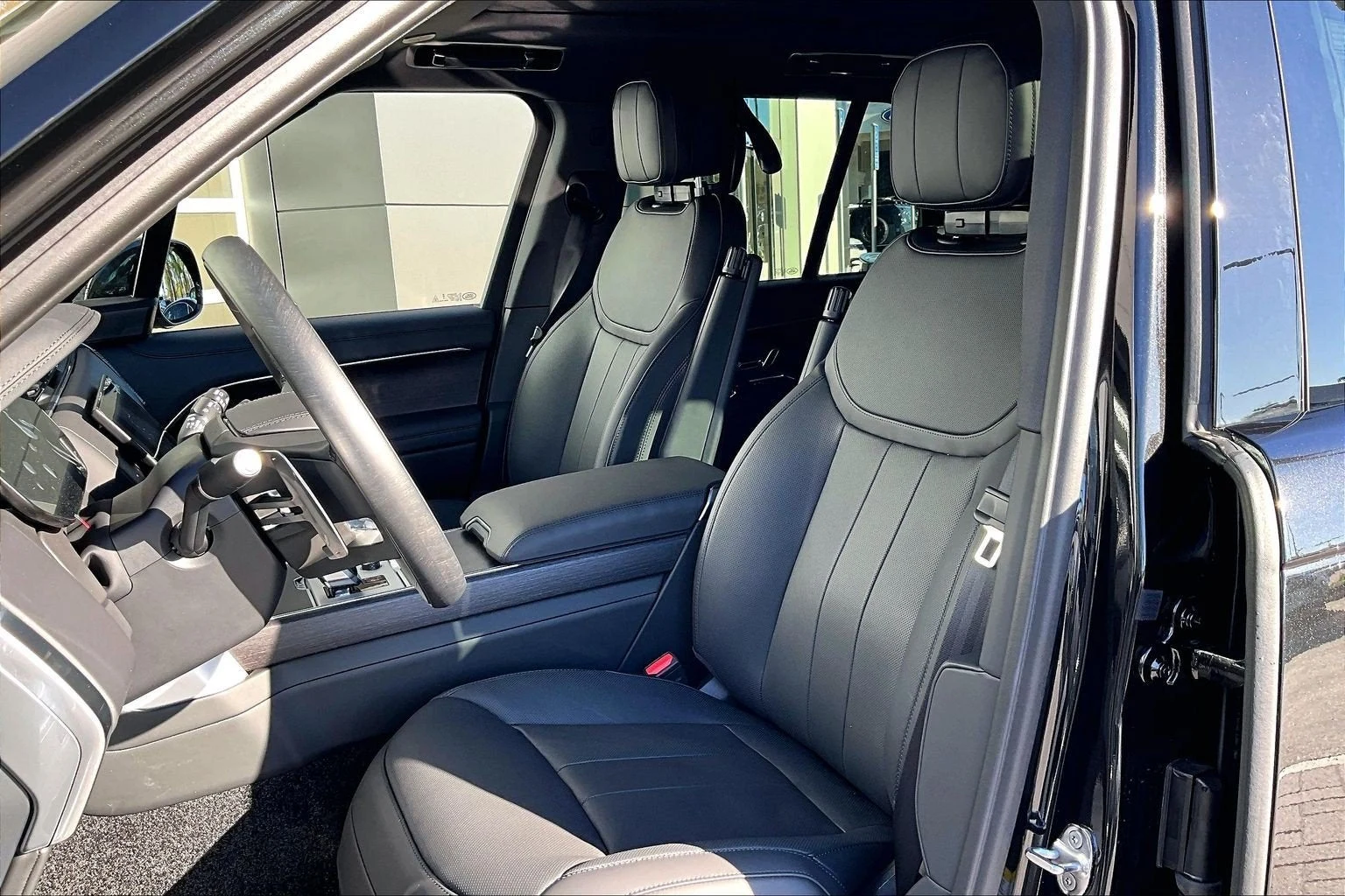 2027 Land Rover Range Rover SE interior, seats, Ebony/Ebony