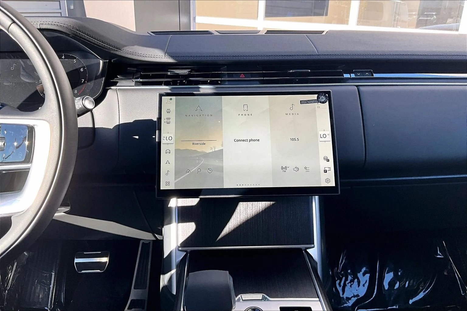 2027 Land Rover Range Rover SE interior, Ebony/Ebony