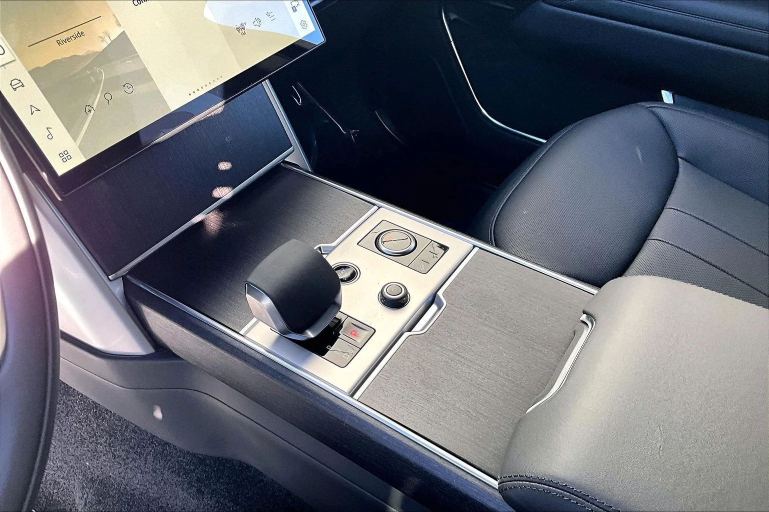 2027 Land Rover Range Rover SE interior, center console, Ebony/Ebony