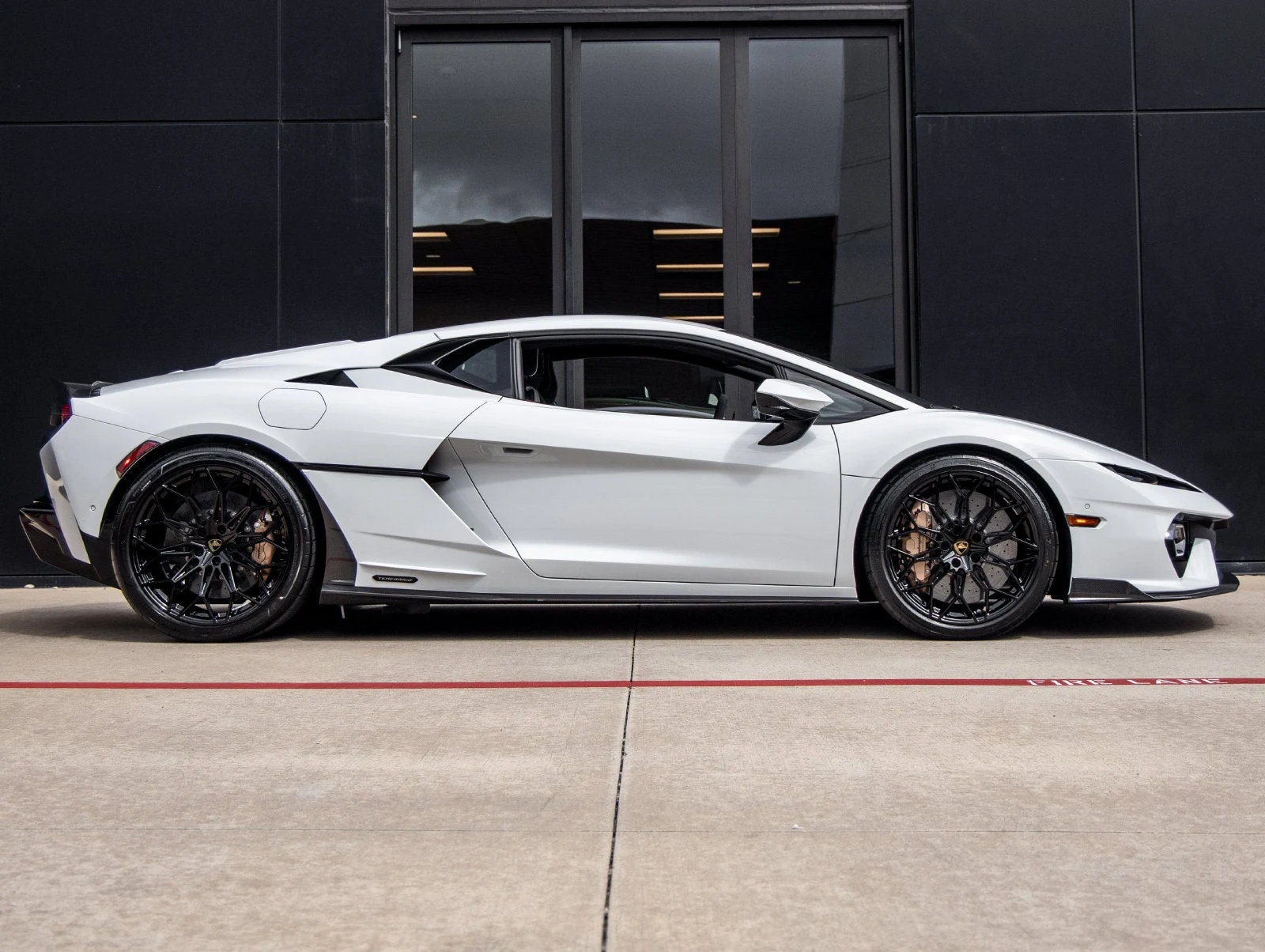 2026 Lamborghini Temerario Base for sale, exterior, Bianco Icarus Metallic