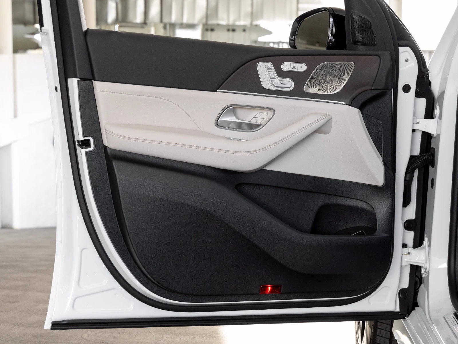 2027 Mercedes-Benz GLS GLS 450 4MATIC® interior, door panel, Macchiato Beige
