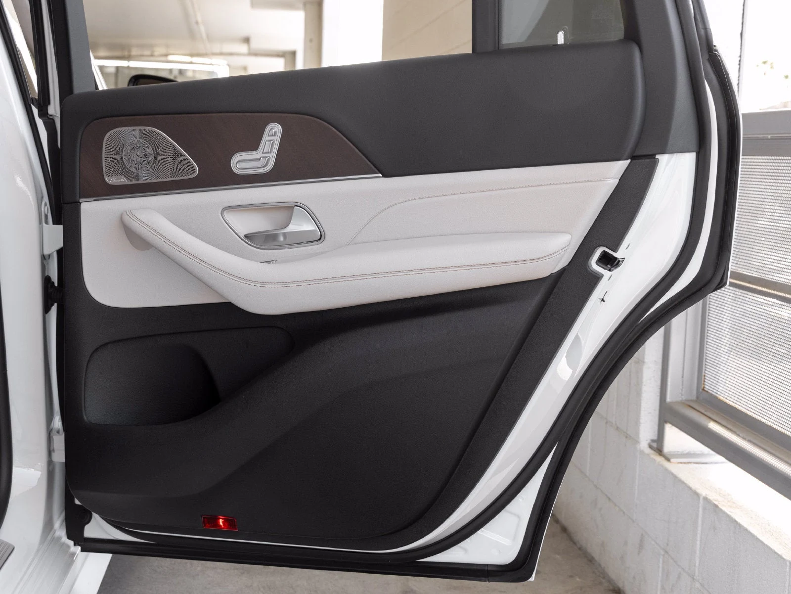 2027 Mercedes-Benz GLS GLS 450 4MATIC® interior, door panel, Macchiato Beige
