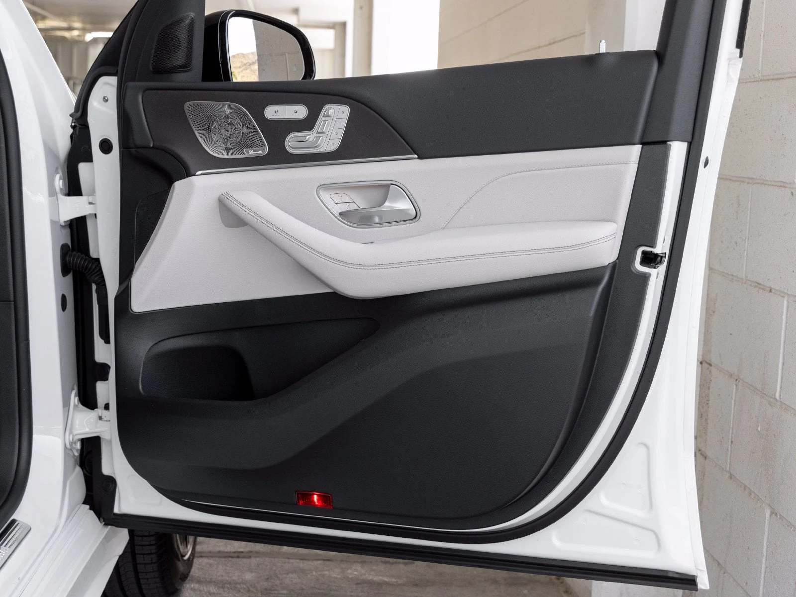 2027 Mercedes-Benz GLS GLS 450 4MATIC® interior, door panel, Macchiato Beige