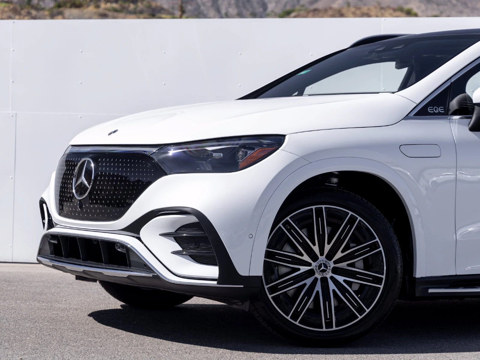2027 Mercedes-Benz EQE 320+ SUV for sale, exterior, Manufaktur Moonlight White Metallic