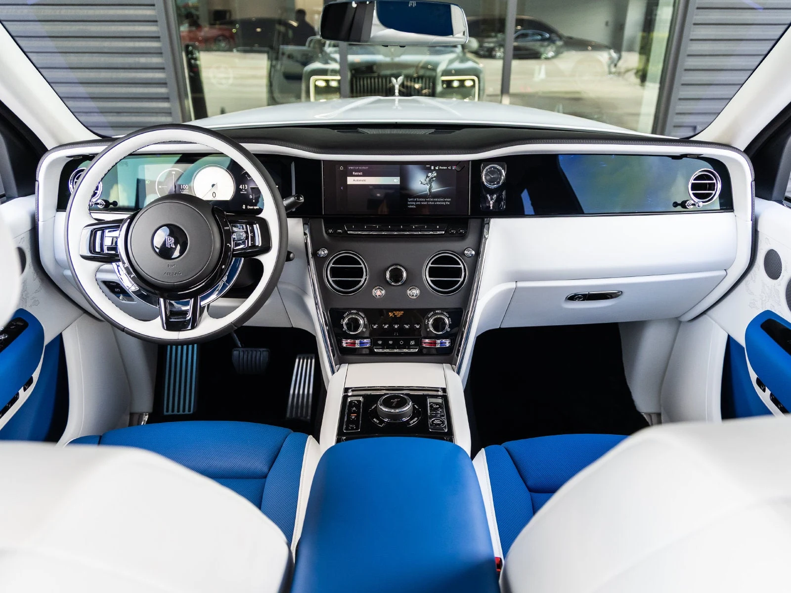2027 Rolls-Royce Cullinan interior, Arctic White/Radiant Blue