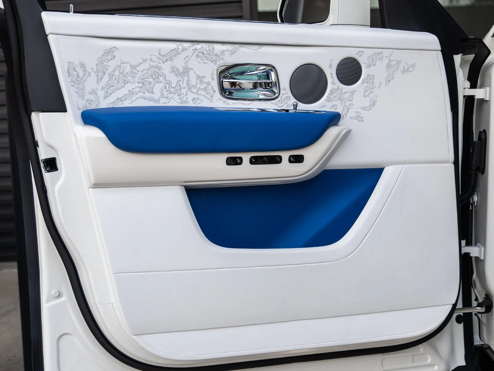 2027 Rolls-Royce Cullinan interior, door panel, Arctic White/Radiant Blue