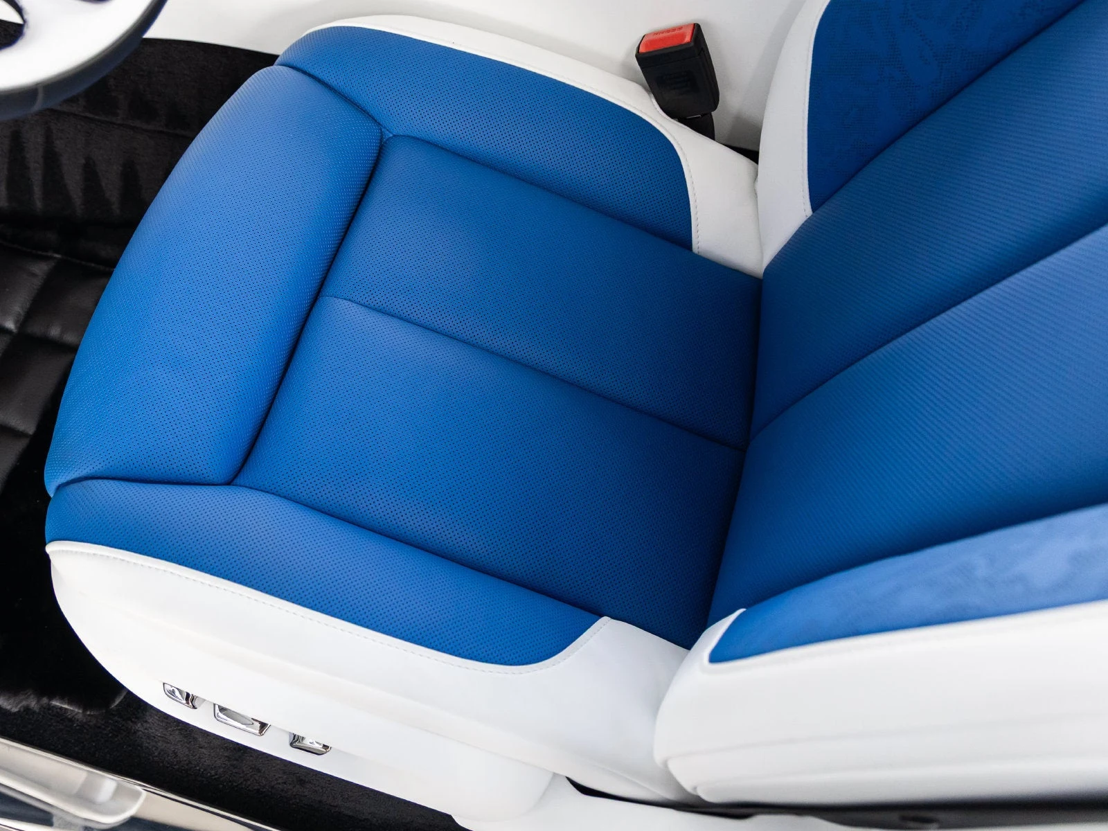 2027 Rolls-Royce Cullinan interior, seats, Arctic White/Radiant Blue