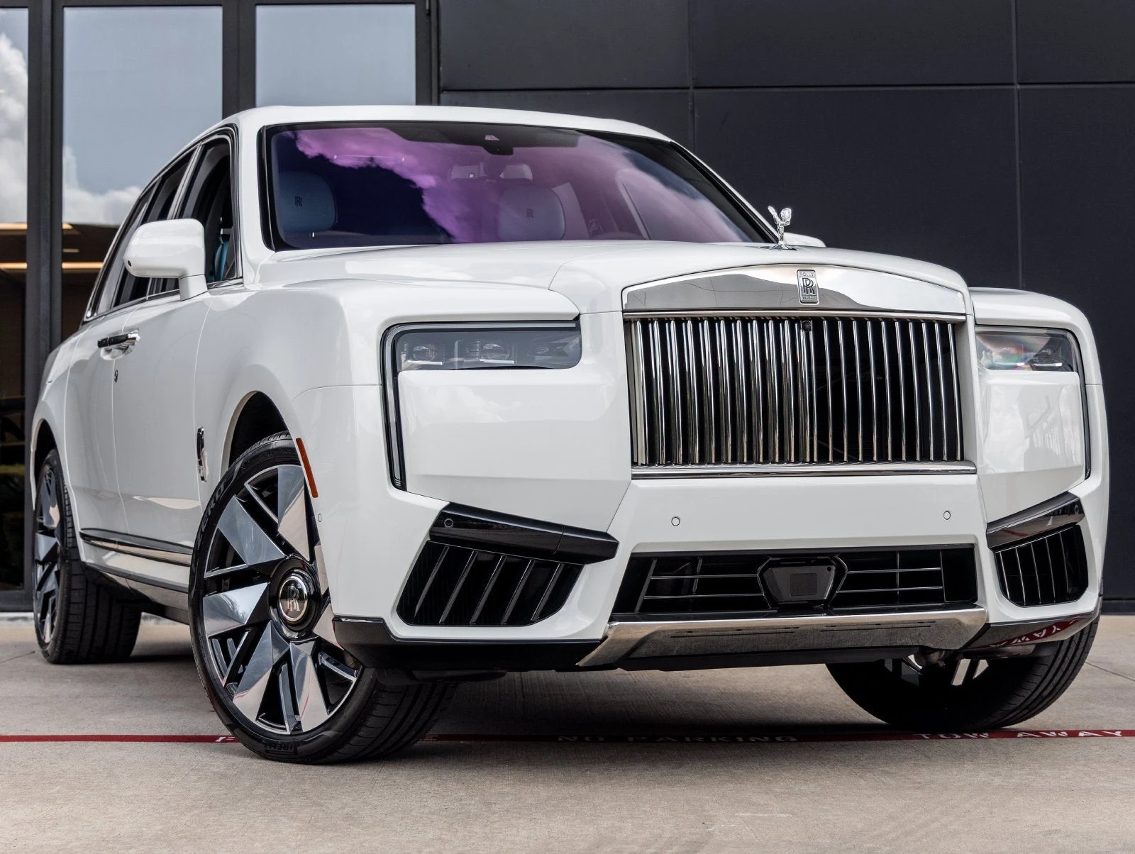 2027 Rolls-Royce Cullinan Base, exterior view