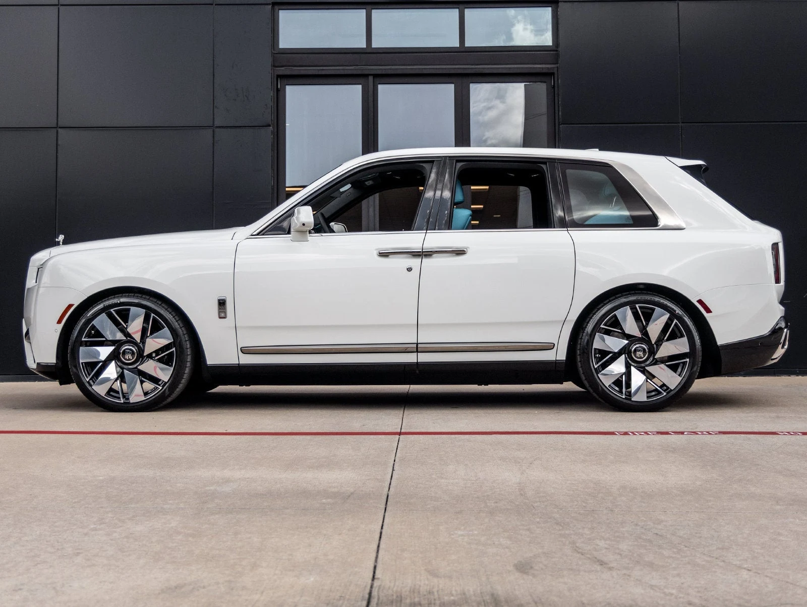 2027 Rolls-Royce Cullinan Base for sale, exterior, White