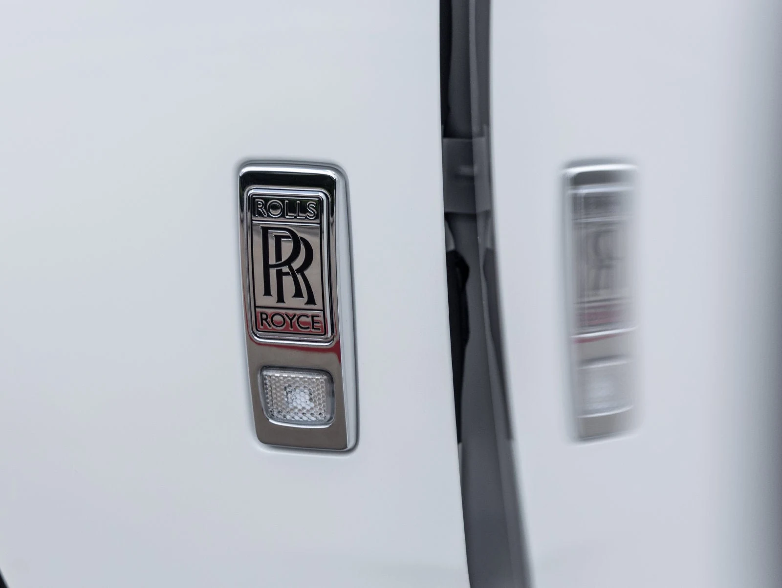 2027 Rolls-Royce Cullinan Base interior, door sill