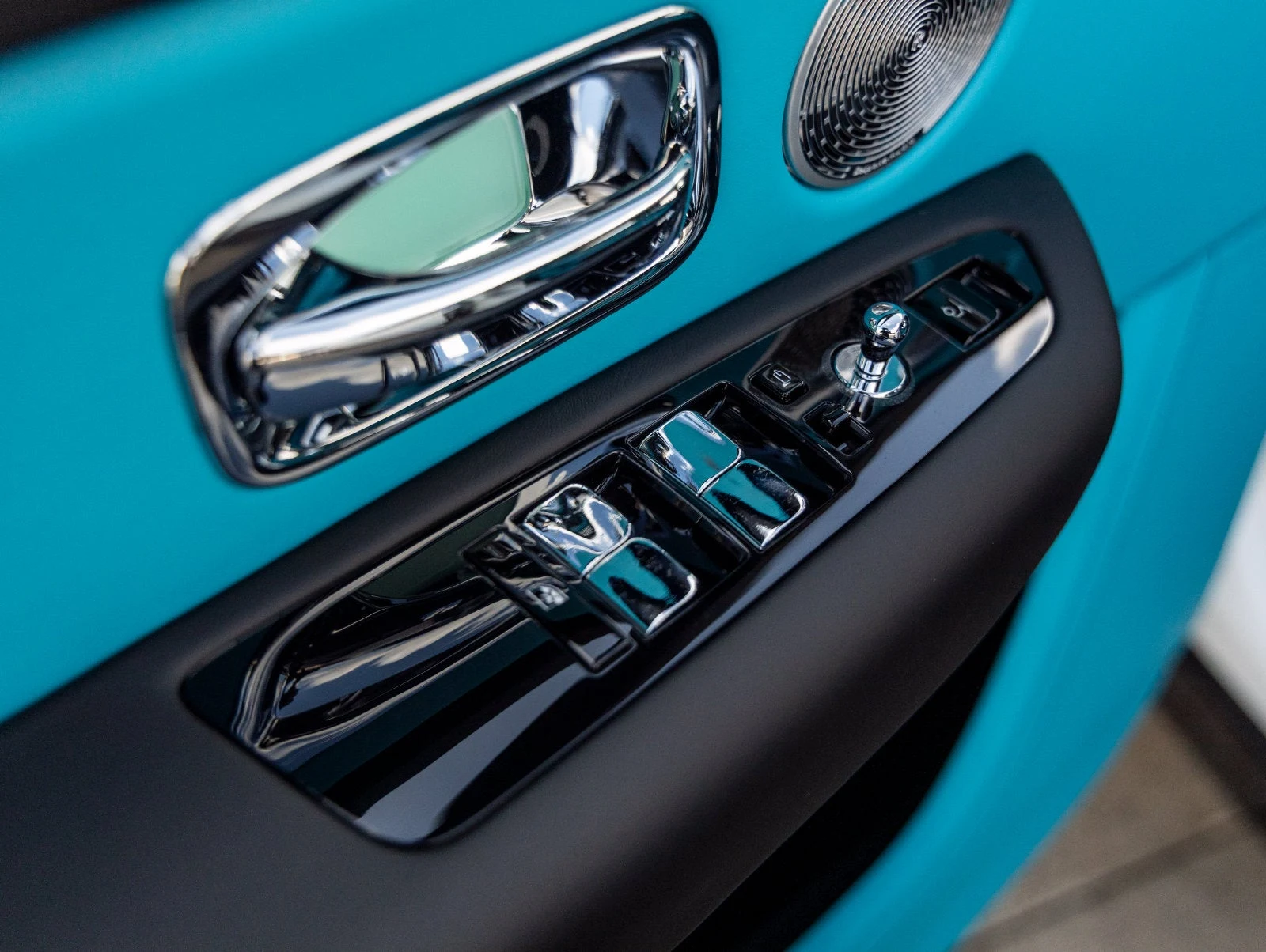 2027 Rolls-Royce Cullinan Base interior