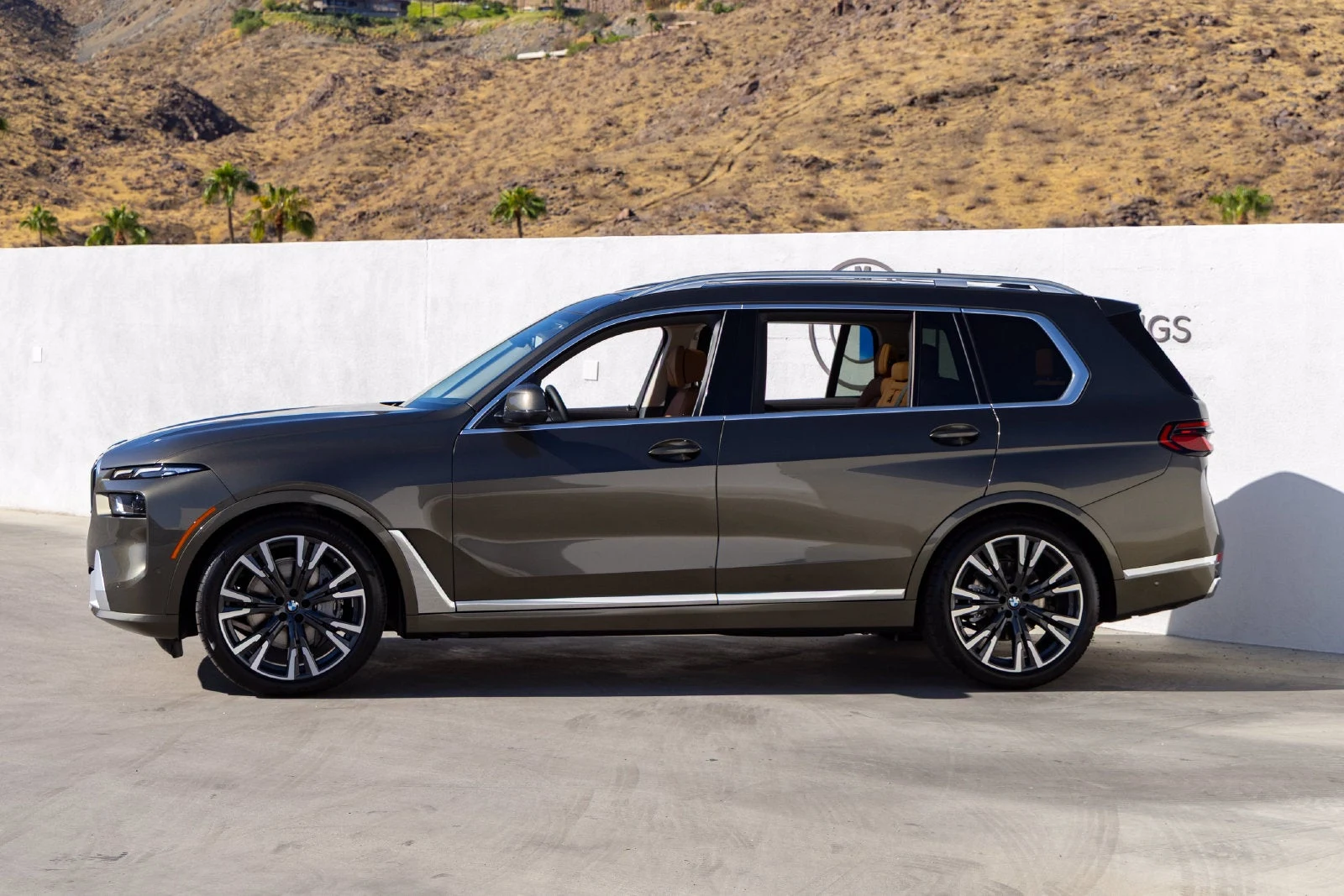2027 BMW X7 xDrive40i for sale, exterior, Manhattan Green Metallic