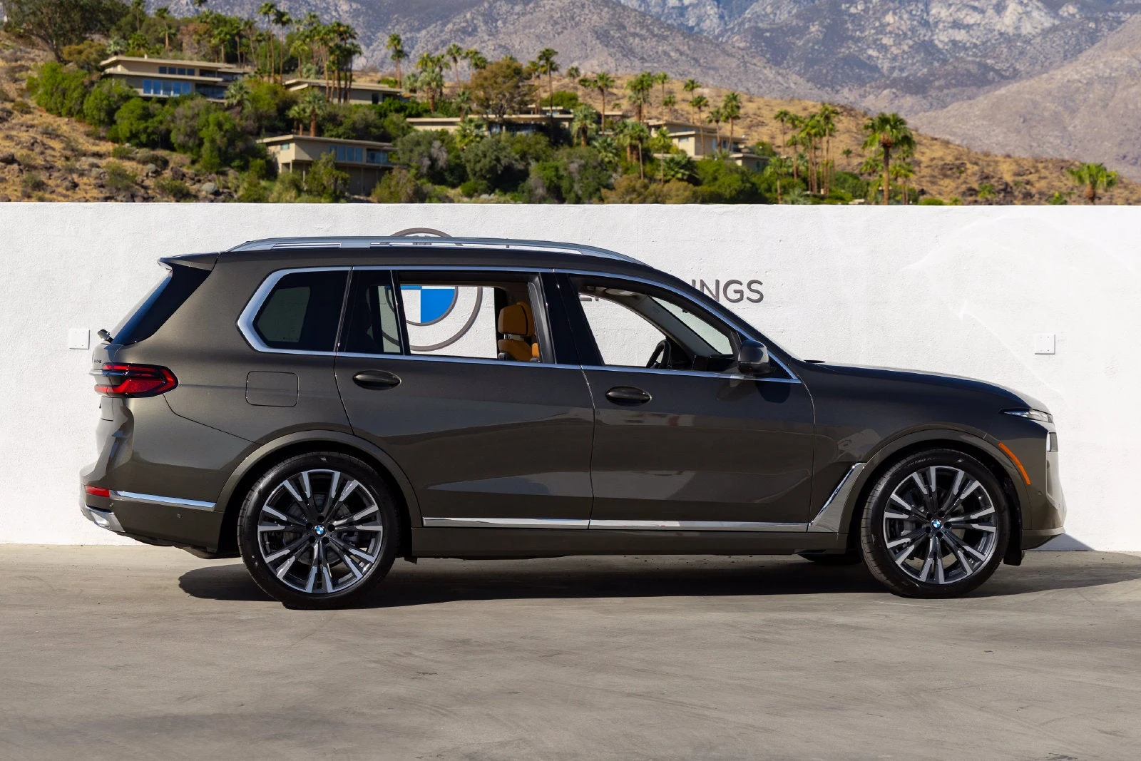 2027 BMW X7 xDrive40i, side profile, Manhattan Green Metallic