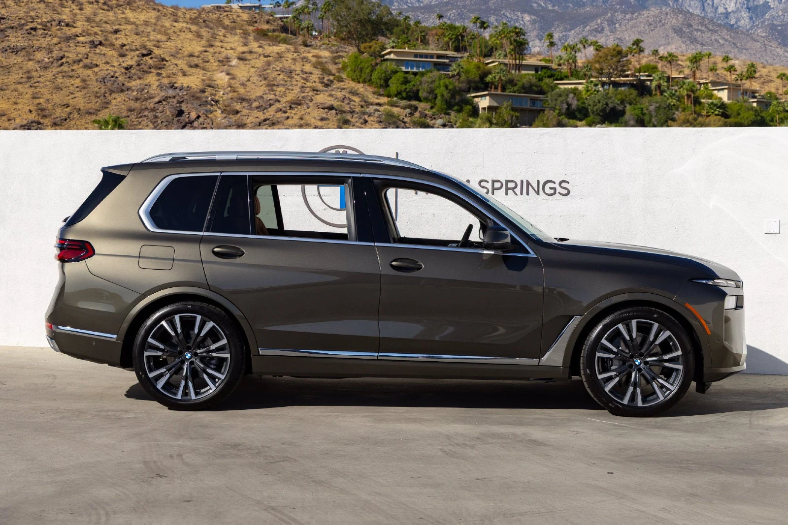 2027 BMW X7 xDrive40i for sale, exterior, Manhattan Green Metallic