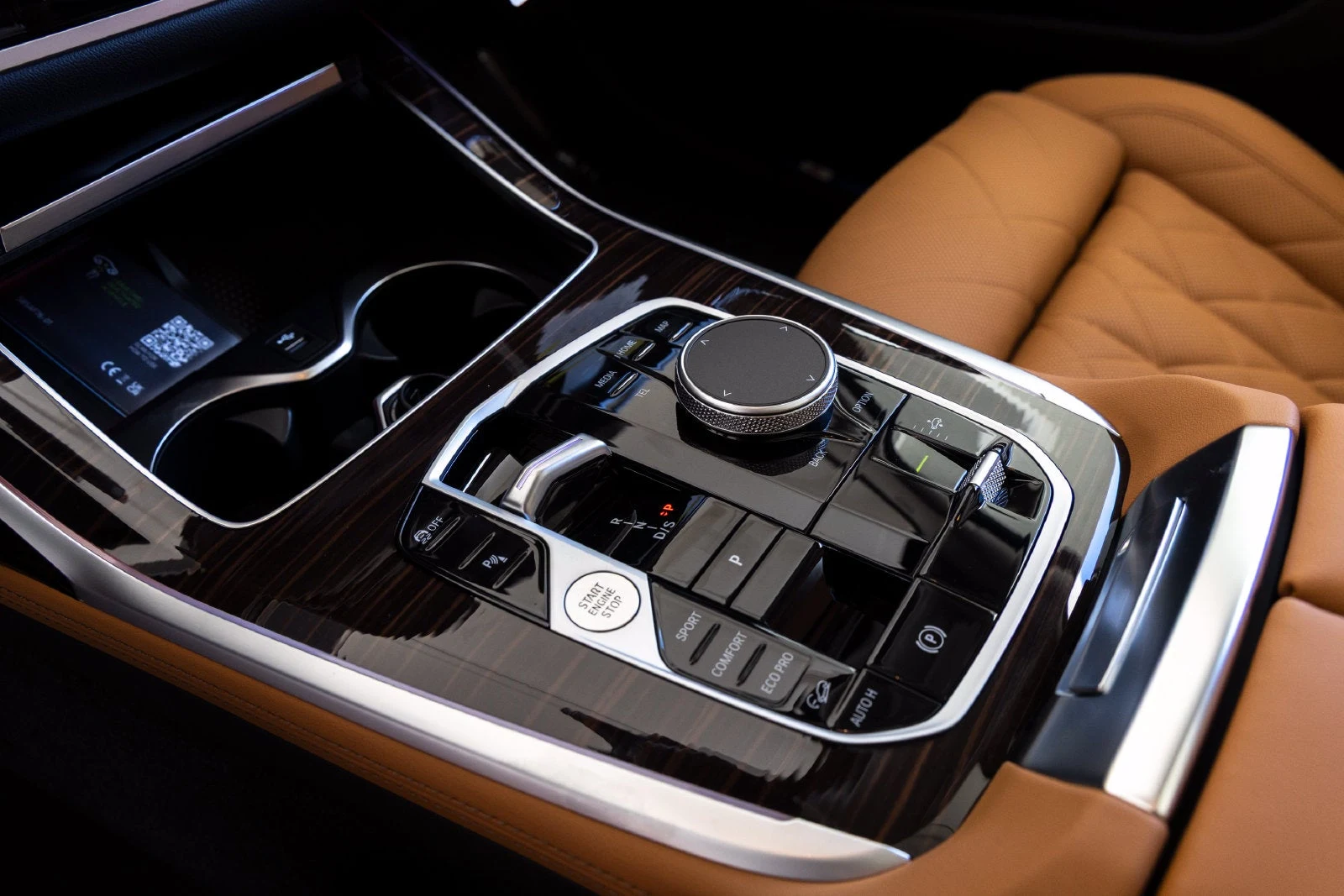 2027 BMW X7 xDrive40i interior, center console, Cognac Sensafin