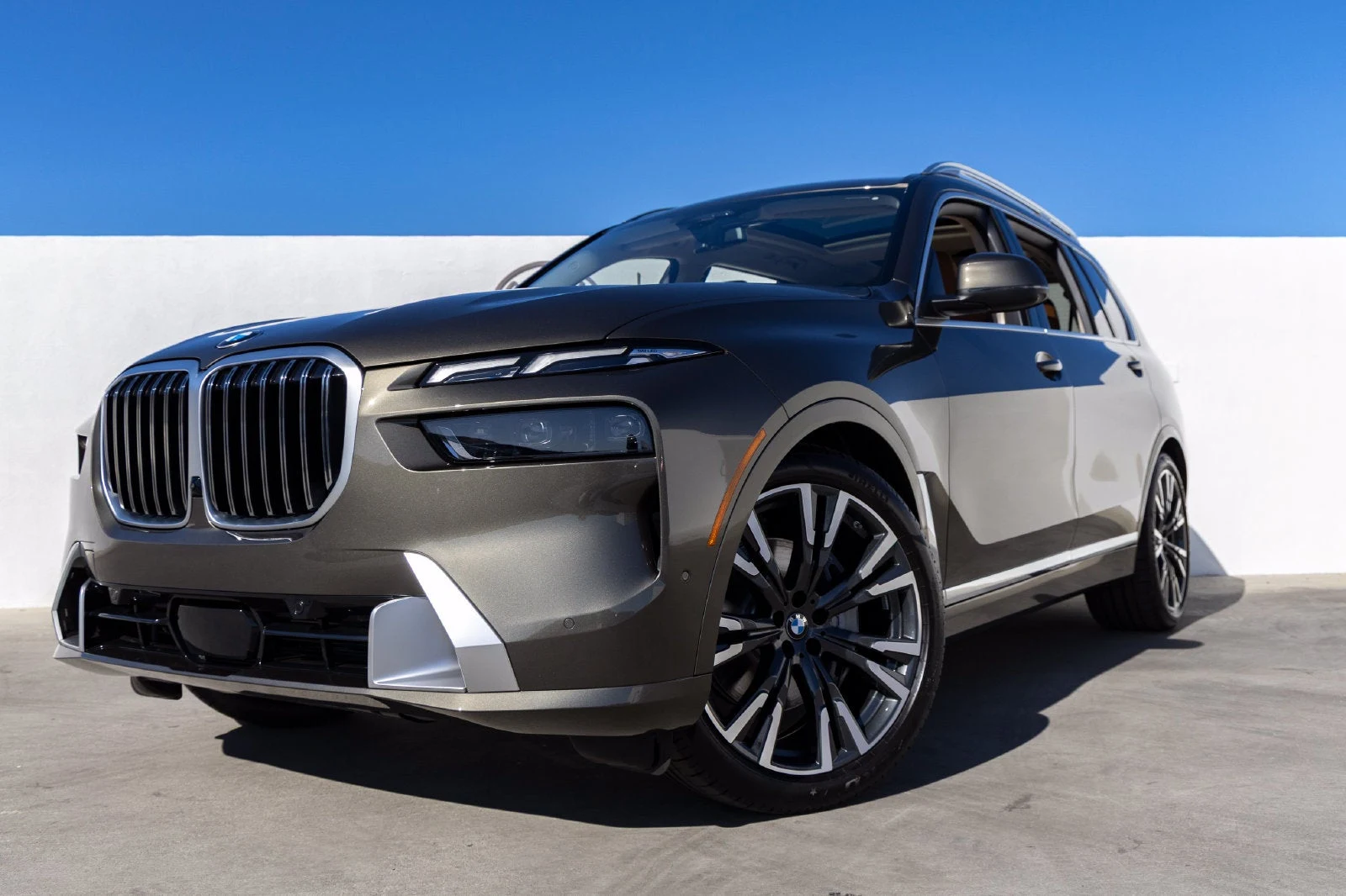 2027 BMW X7 xDrive40i for sale, exterior, Manhattan Green Metallic
