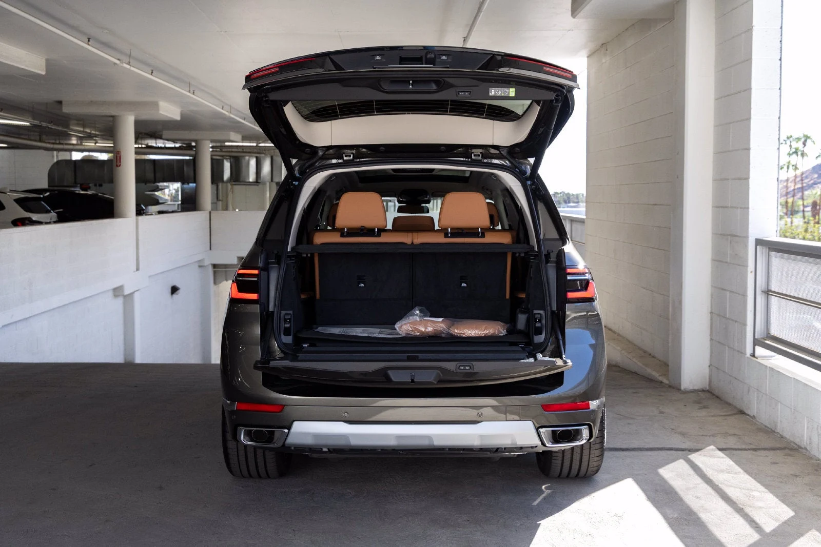 2027 BMW X7 xDrive40i trunk