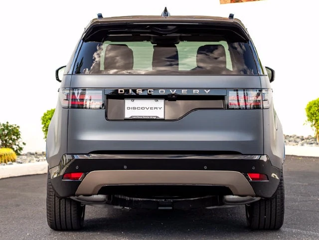 2026 Land Rover Discovery Tempest Edition, rear three-quarter view, Varesine Blue