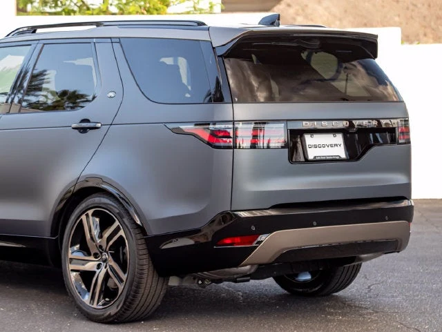 2026 Land Rover Discovery Tempest Edition, rear three-quarter view, Varesine Blue