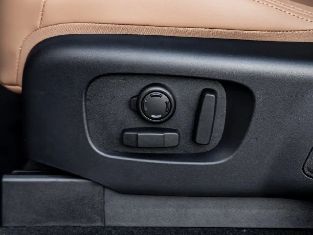 2026 Land Rover Discovery Tempest Edition interior, door panel, Caraway