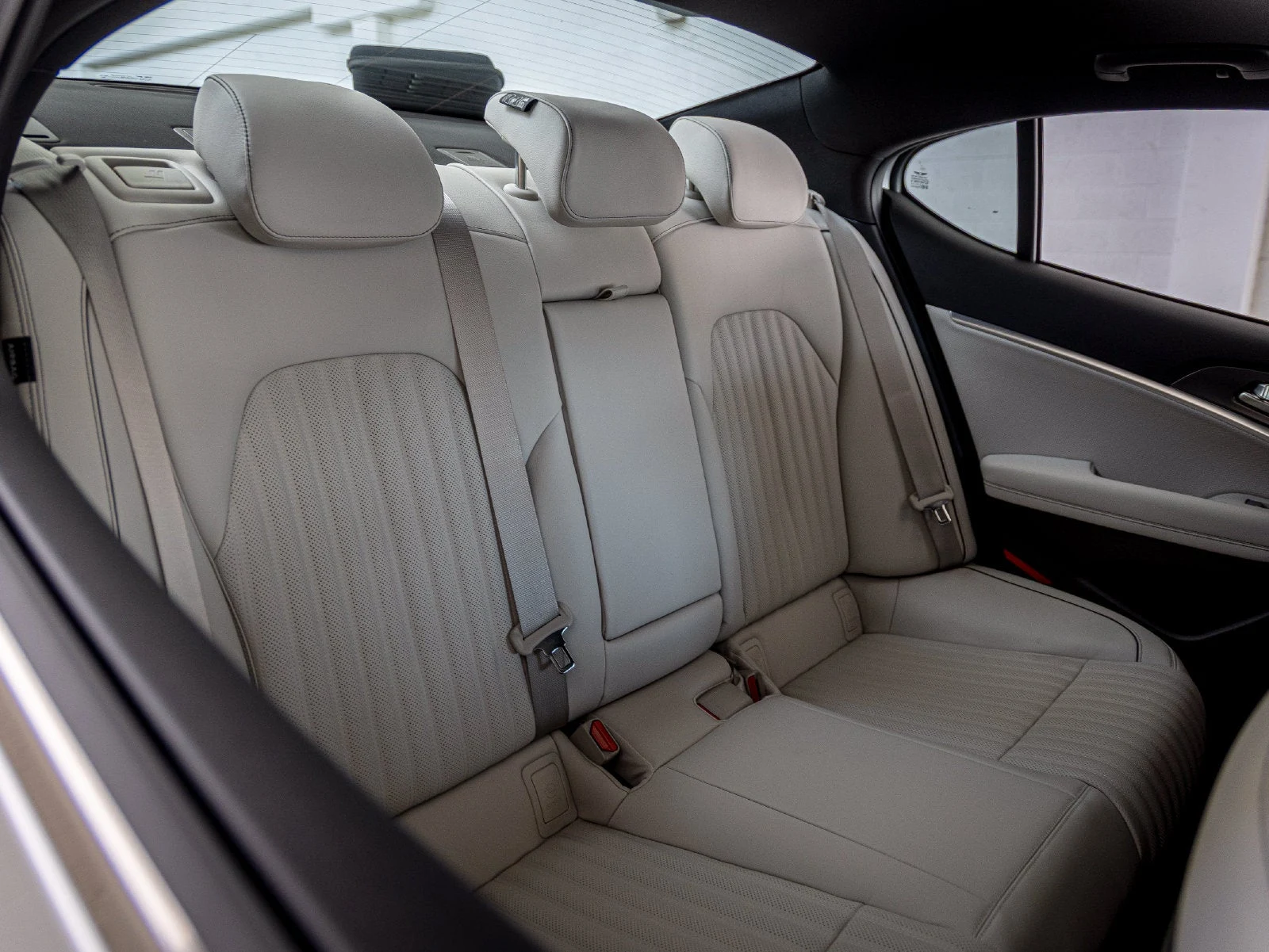 2027 Genesis G70 2.5T interior, seats, Fog Gray Two-Tone