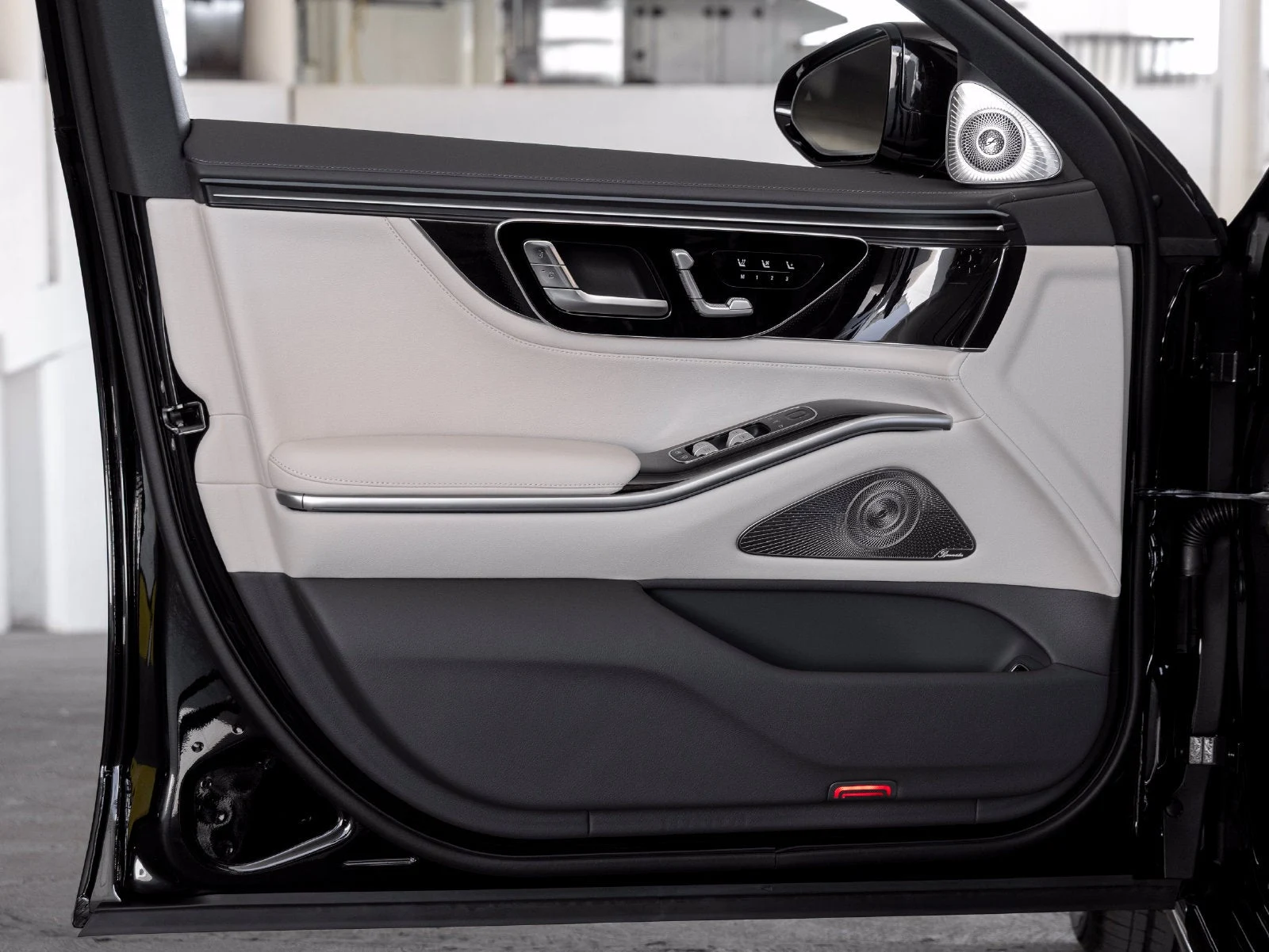 2027 Mercedes-Benz S 500 4MATIC interior, door panel, Macchiato/Magma Grey