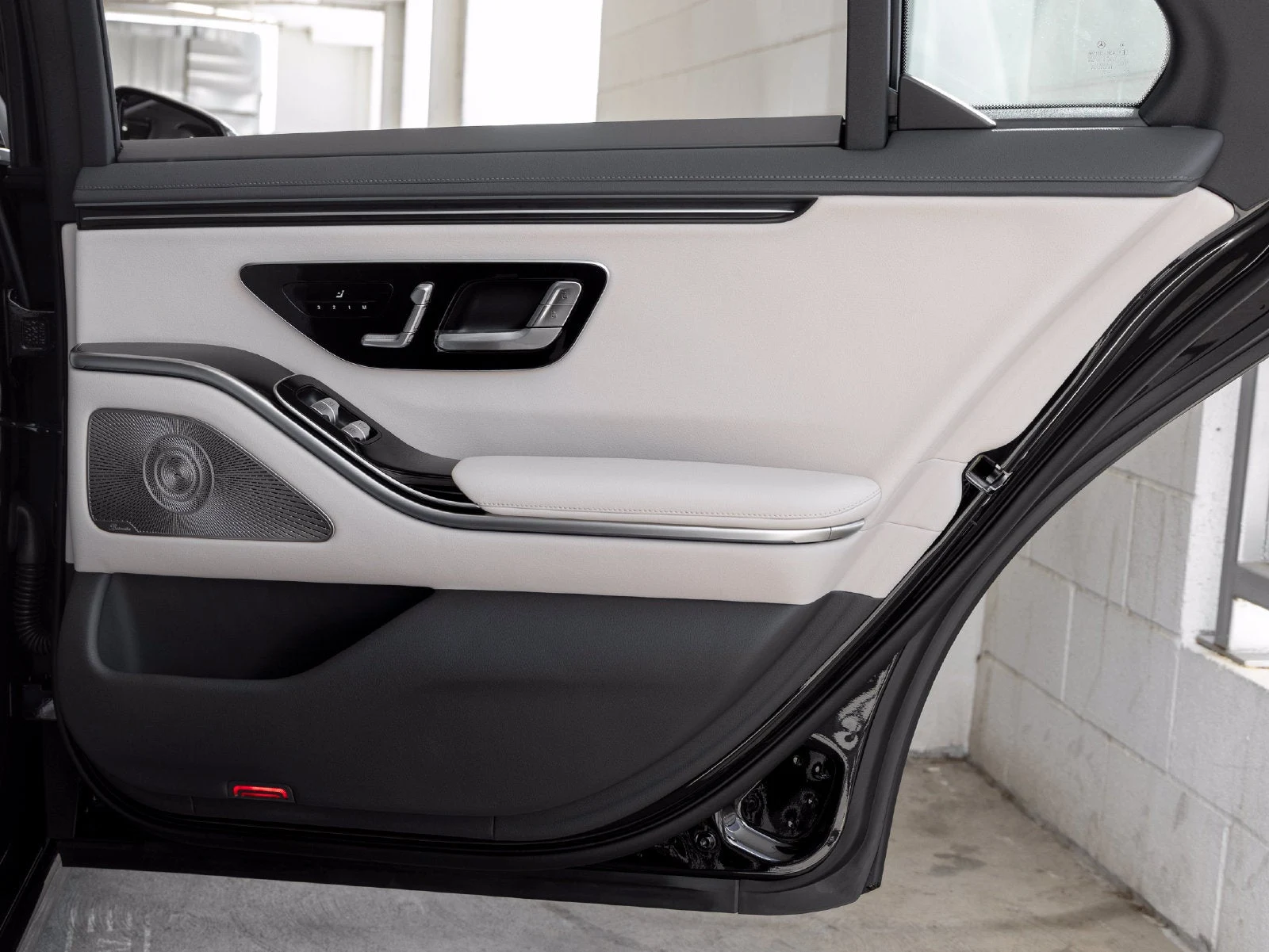 2027 Mercedes-Benz S 500 4MATIC interior, door panel, Macchiato/Magma Grey