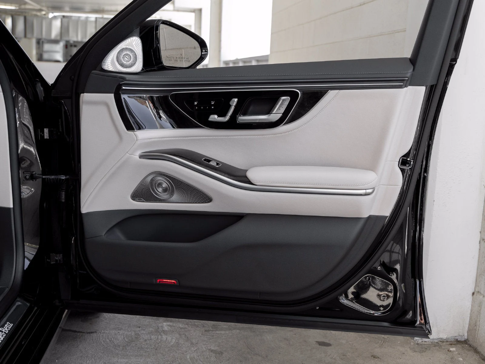 2027 Mercedes-Benz S 500 4MATIC interior, door panel, Macchiato/Magma Grey