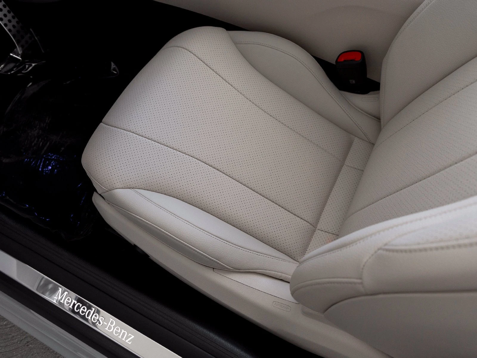 2027 Mercedes-Benz CLE 300 4MATIC Cabriolet interior, seats, Macchiato Beige