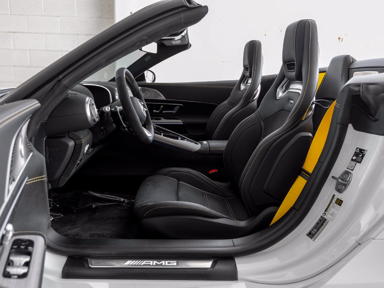 2027 Mercedes-AMG SL 55 4MATIC+ interior, seats, Black W/Yellow Stitching