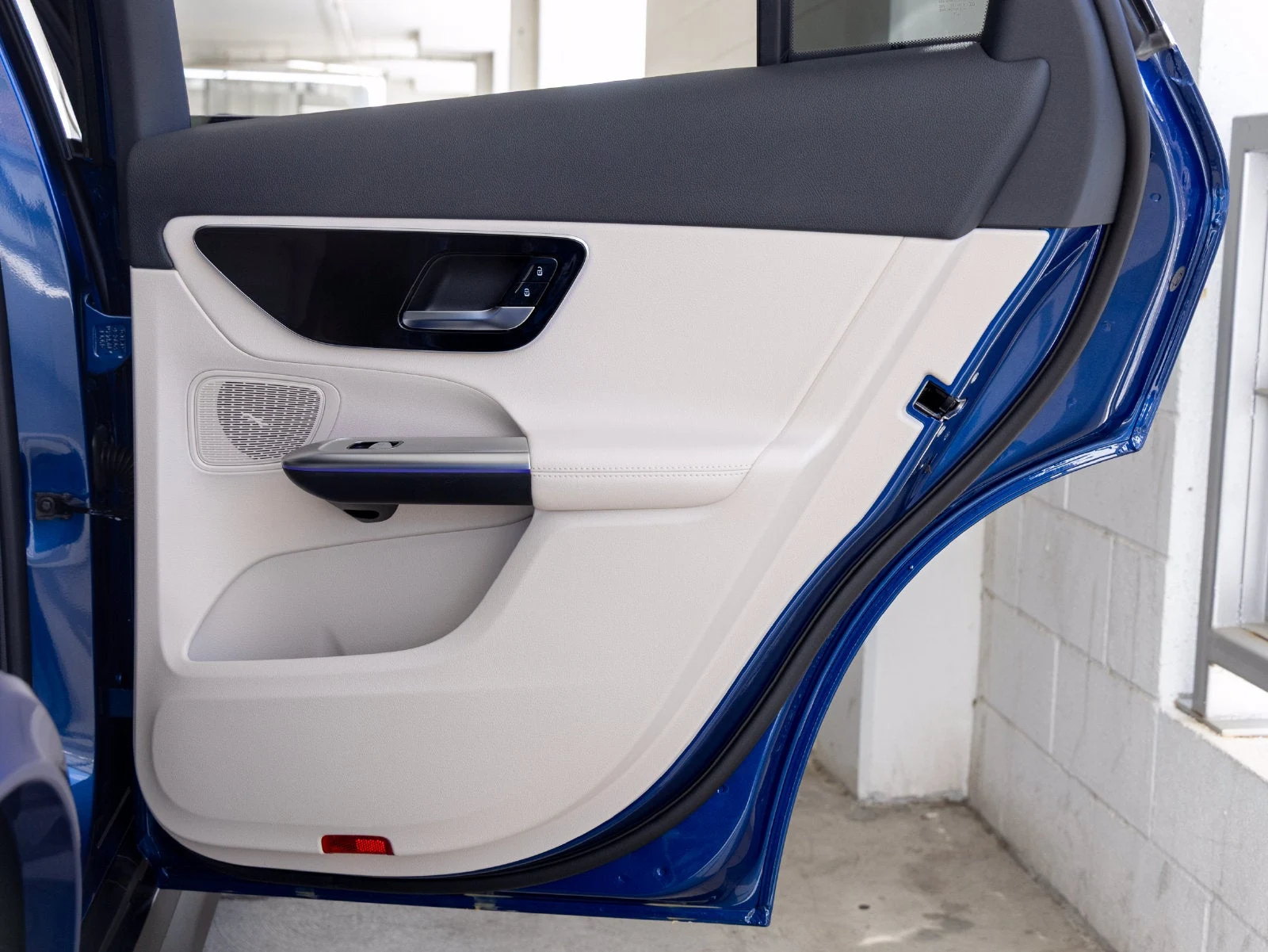 2027 Mercedes-Benz GLC 300 4MATIC Coupé interior, door panel, Macchiato Beige