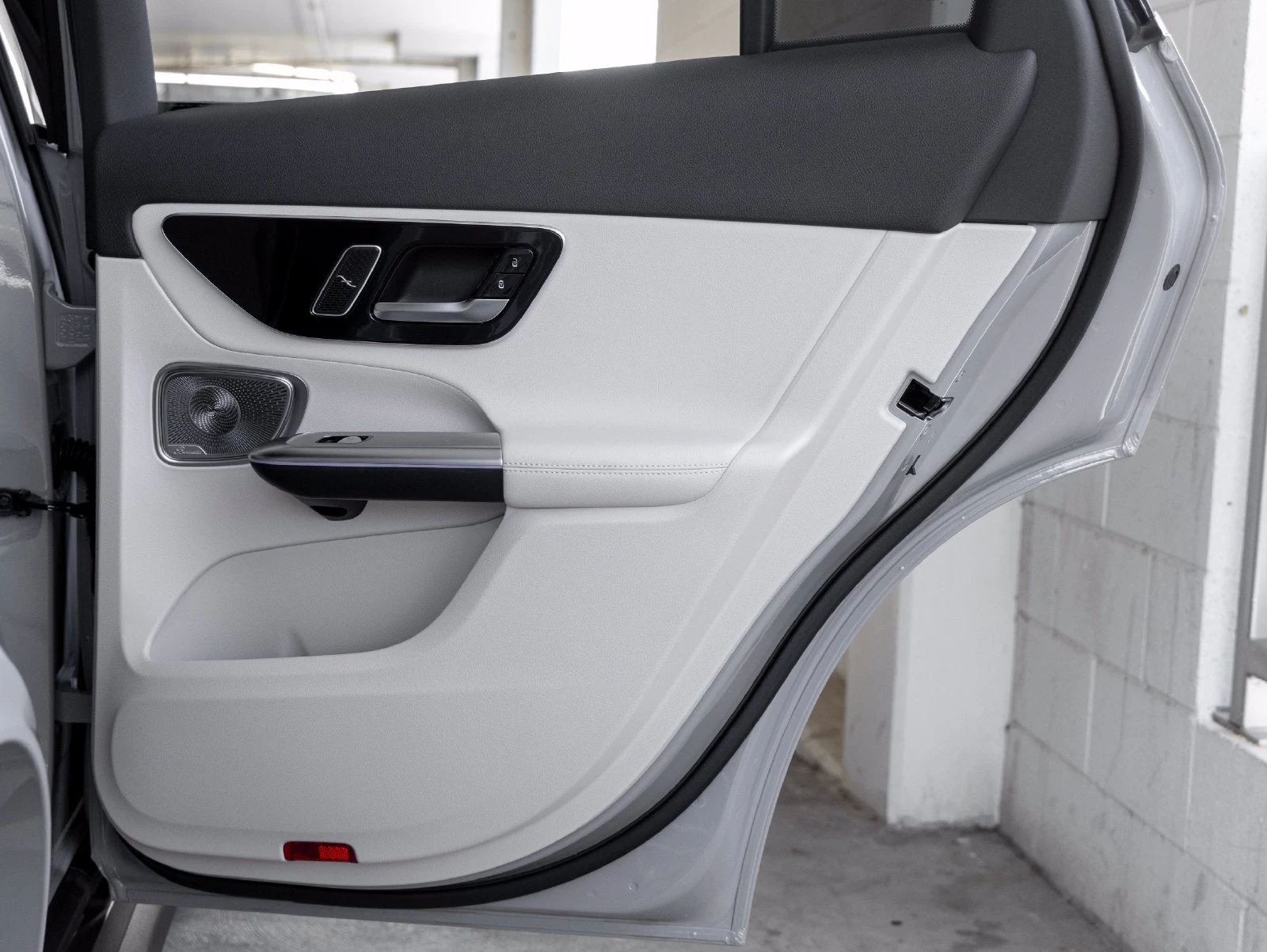 2027 Mercedes-Benz GLC 300 4MATIC Coupé interior, door panel, Macchiato Beige