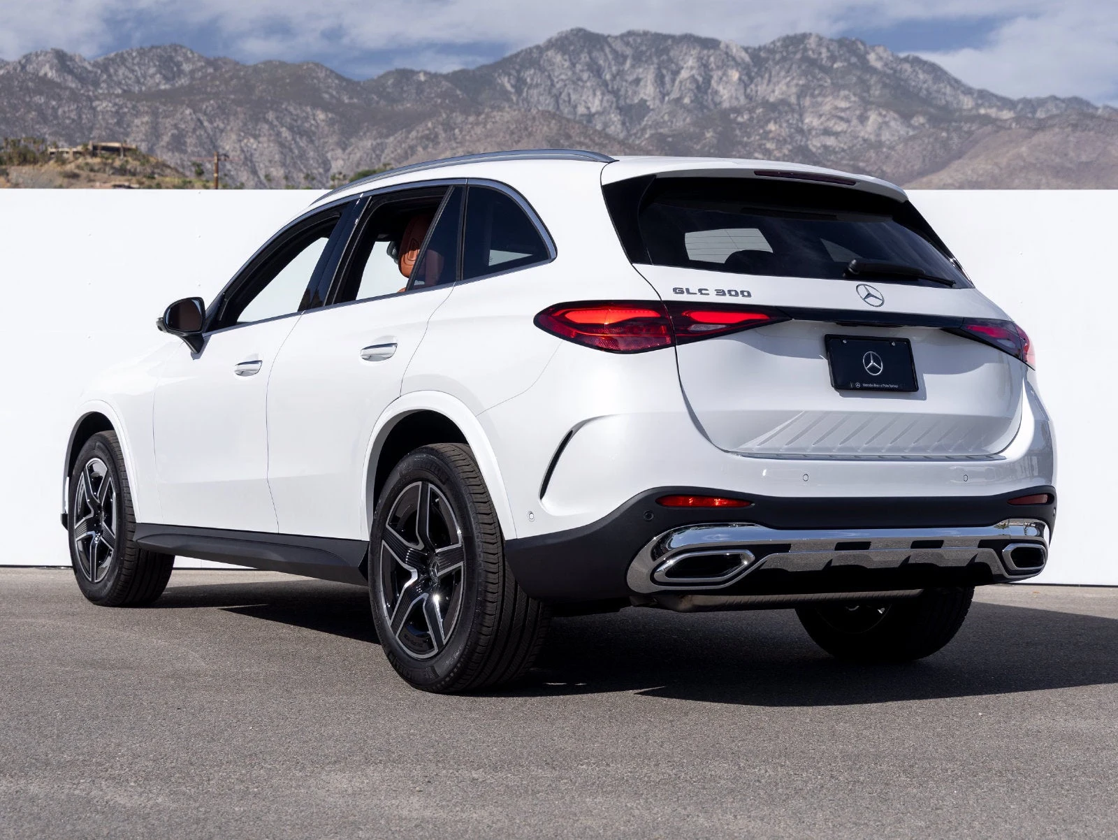 2027 Mercedes-Benz GLC 300, rear three-quarter view, Manufaktur Moonlight White Metallic