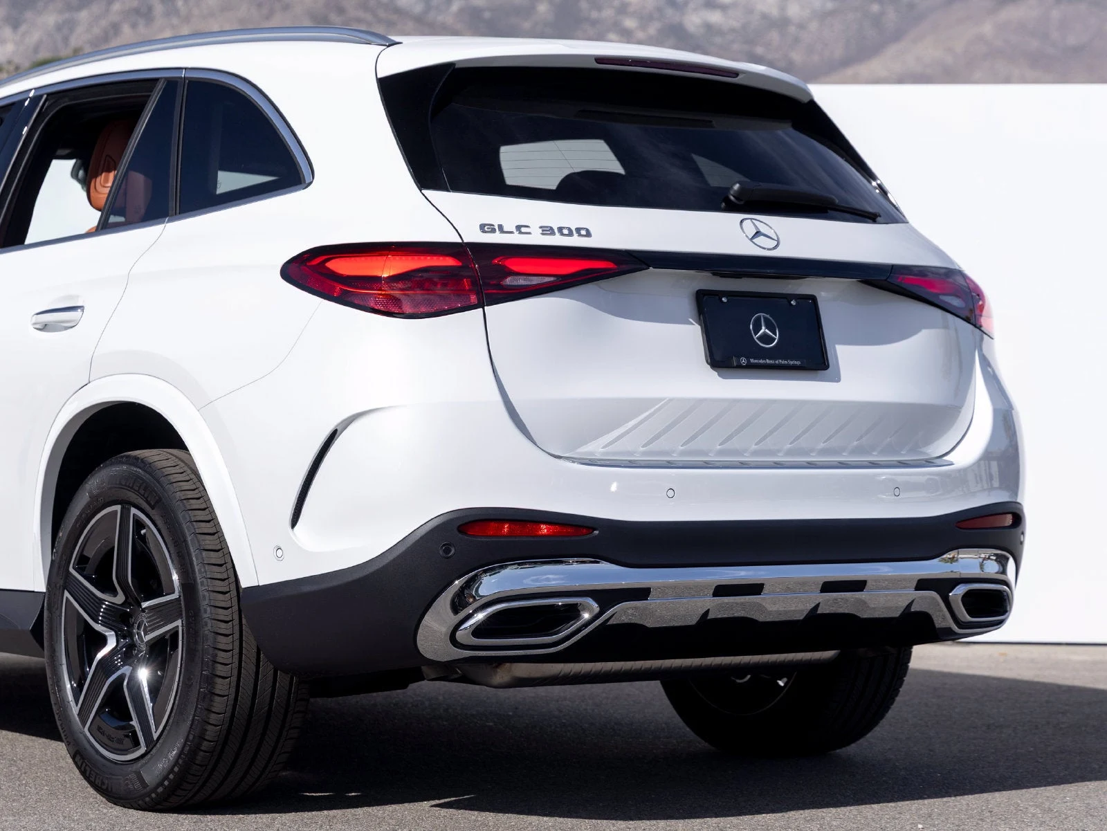 2027 Mercedes-Benz GLC 300, rear three-quarter view, Manufaktur Moonlight White Metallic