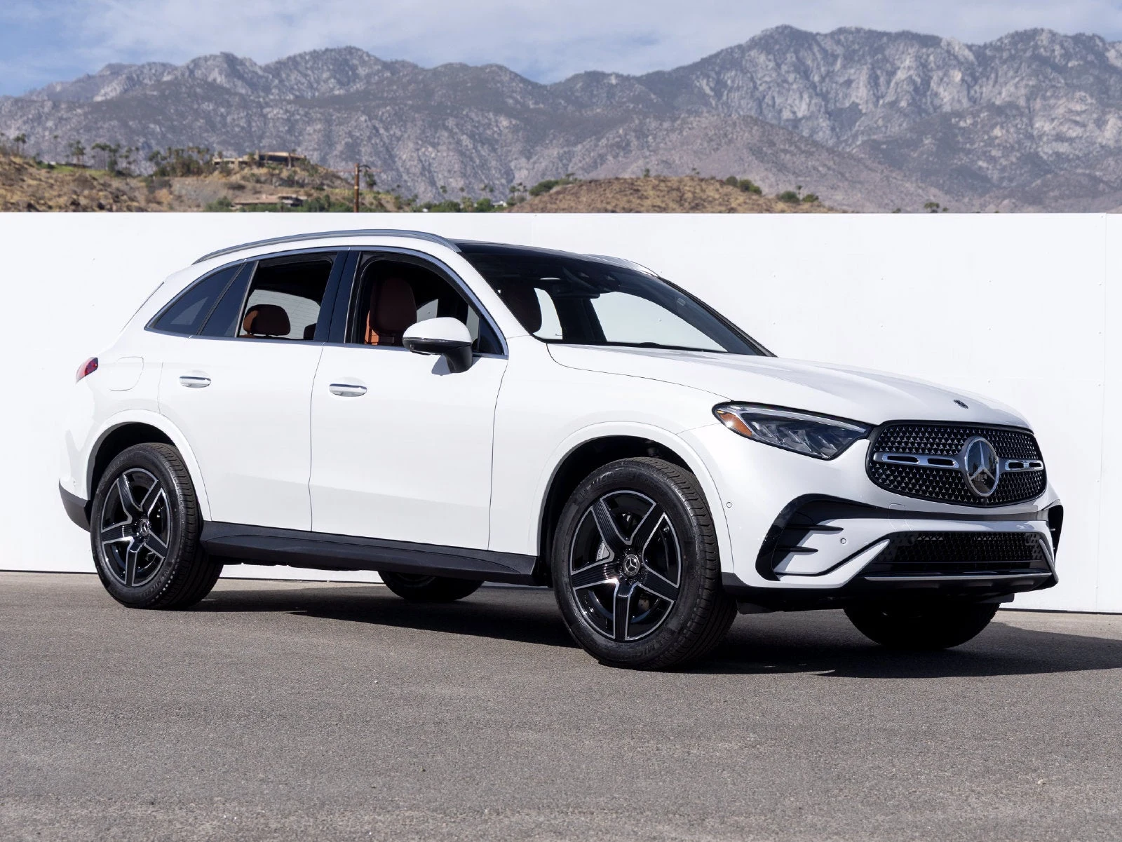 2027 Mercedes-Benz GLC 300 for sale, front three-quarter view, Manufaktur Moonlight White Metallic