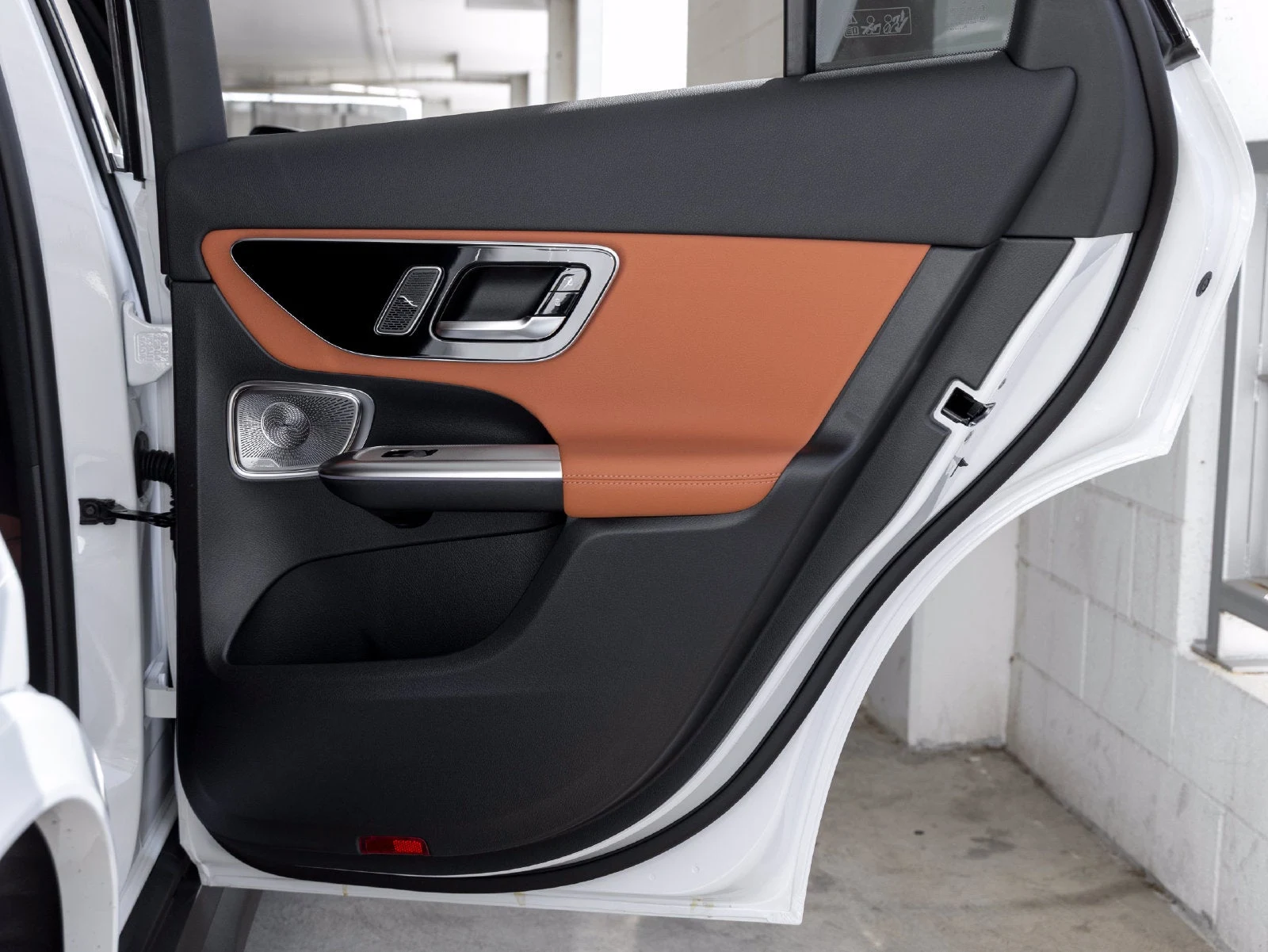 2027 Mercedes-Benz GLC 300 interior, door panel, Sienna Brown