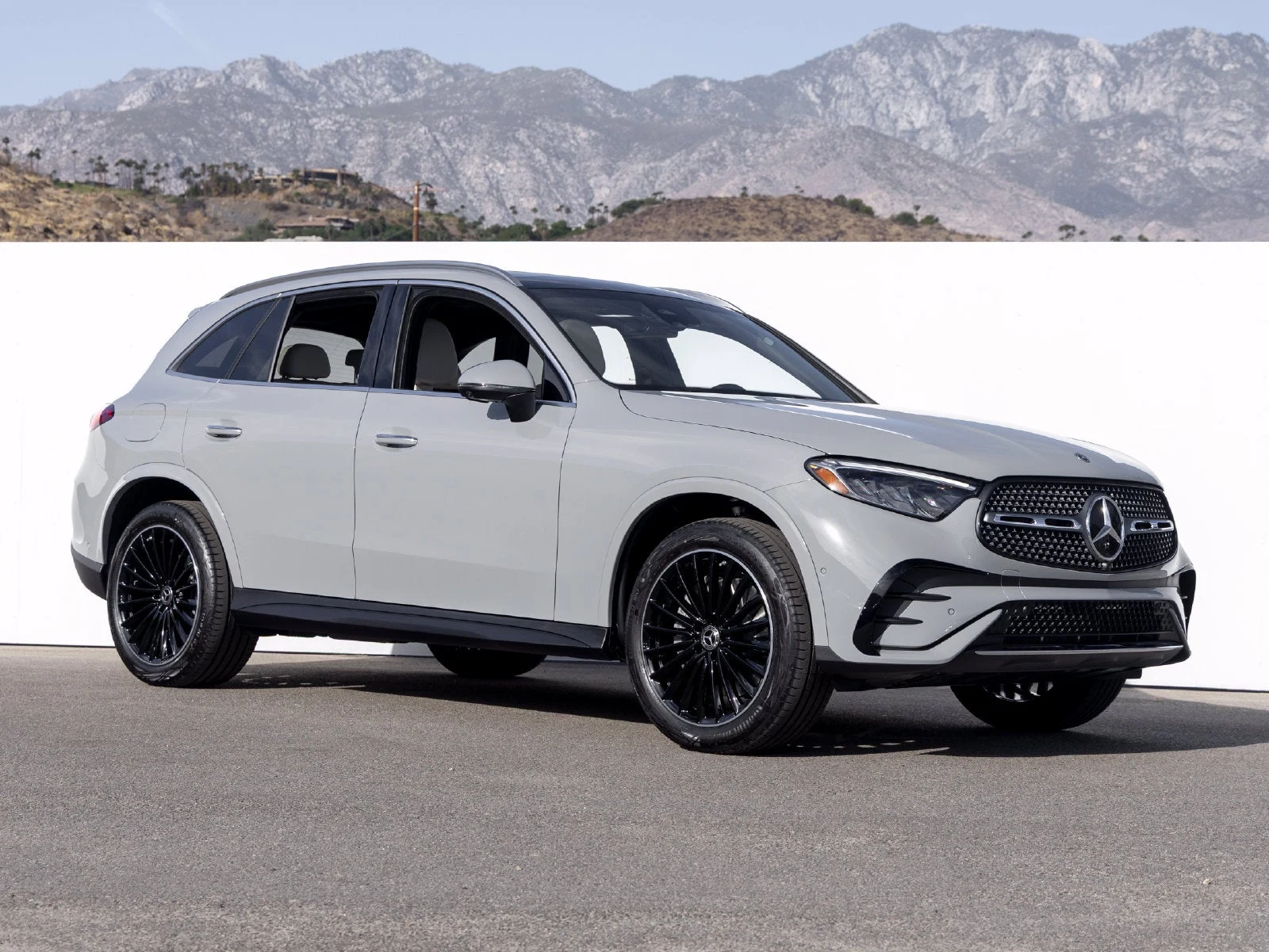2027 Mercedes-Benz GLC 300 4MATIC for sale, front three-quarter view, Manufaktur Alpine Grey