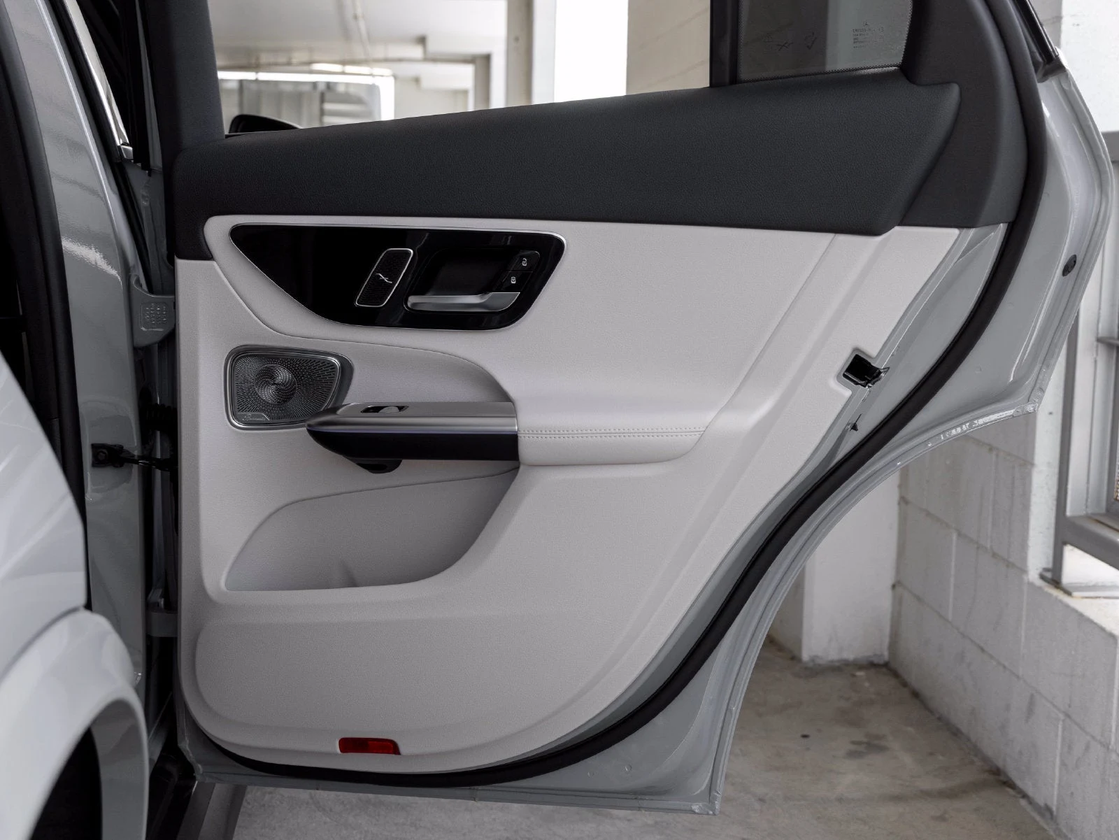 2027 Mercedes-Benz GLC 300 4MATIC interior, door panel, Macchiato Beige