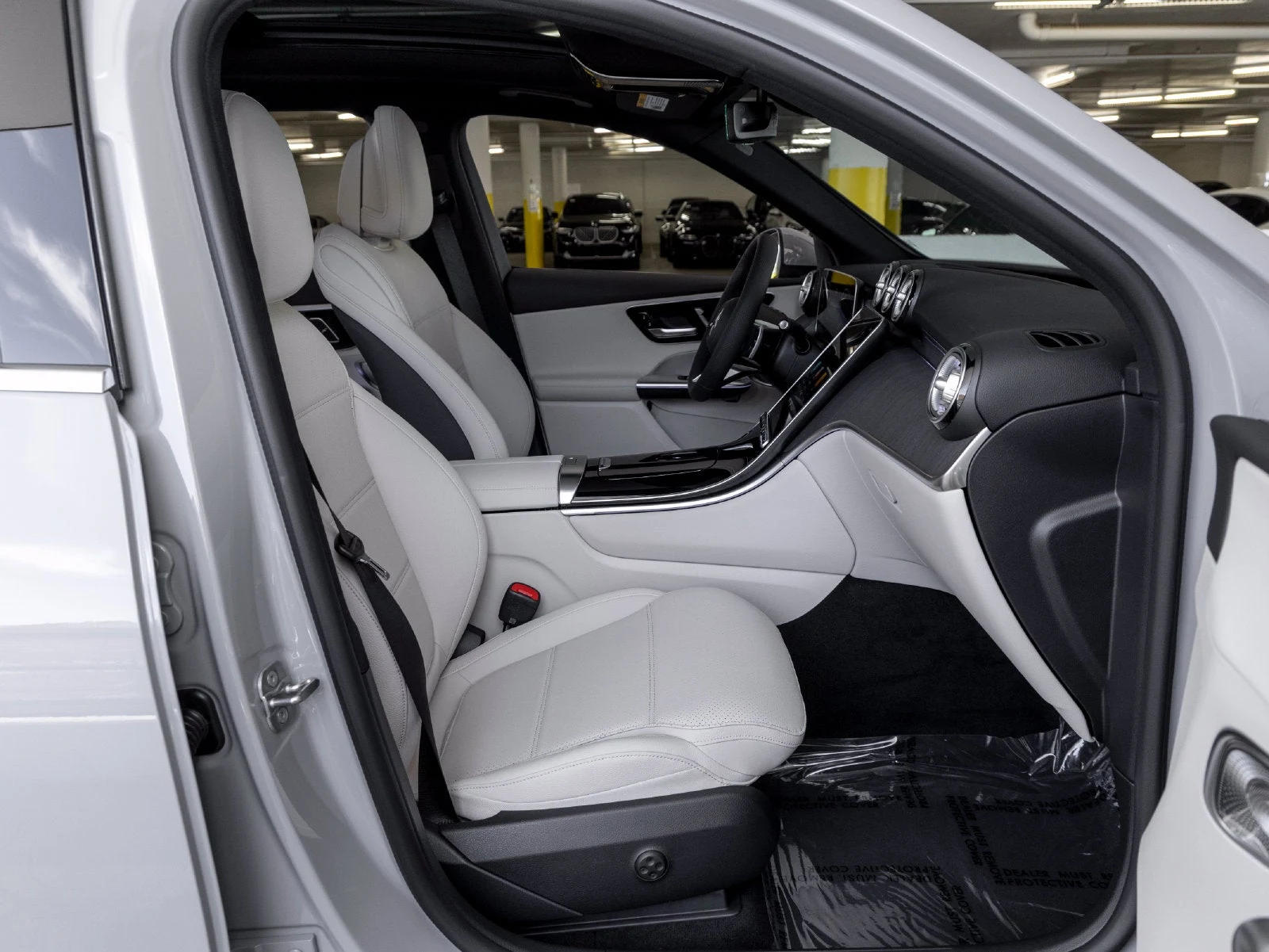 2027 Mercedes-Benz GLC 300 4MATIC interior, seats, Macchiato Beige
