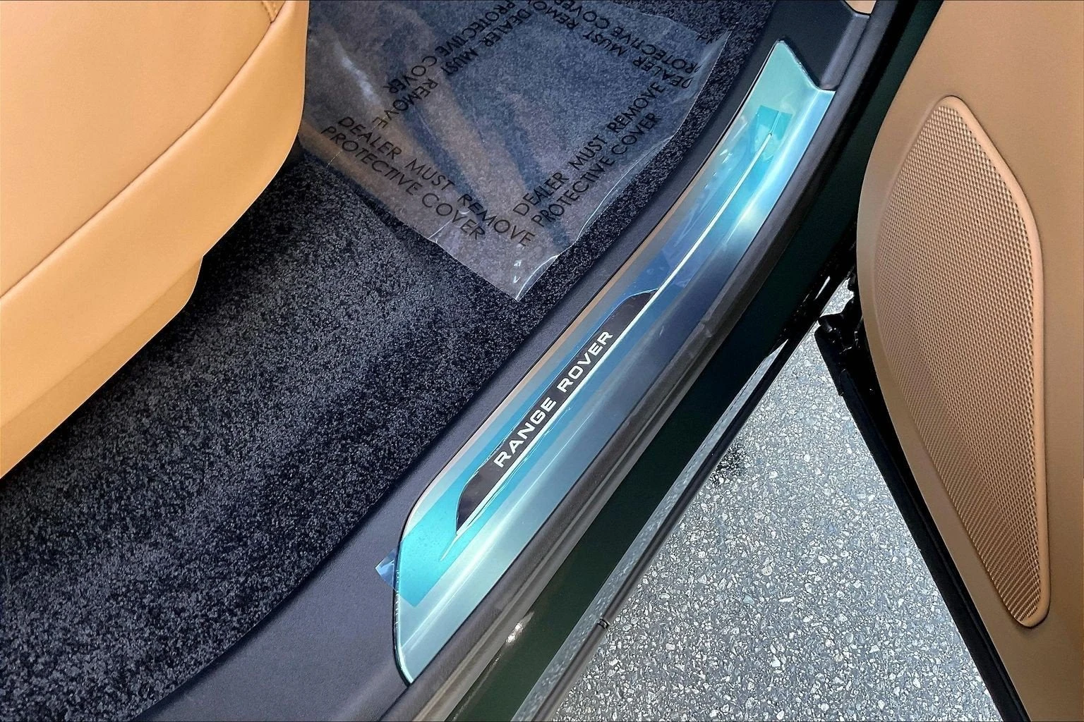 2027 Land Rover Range Rover SE LWB interior, door sill