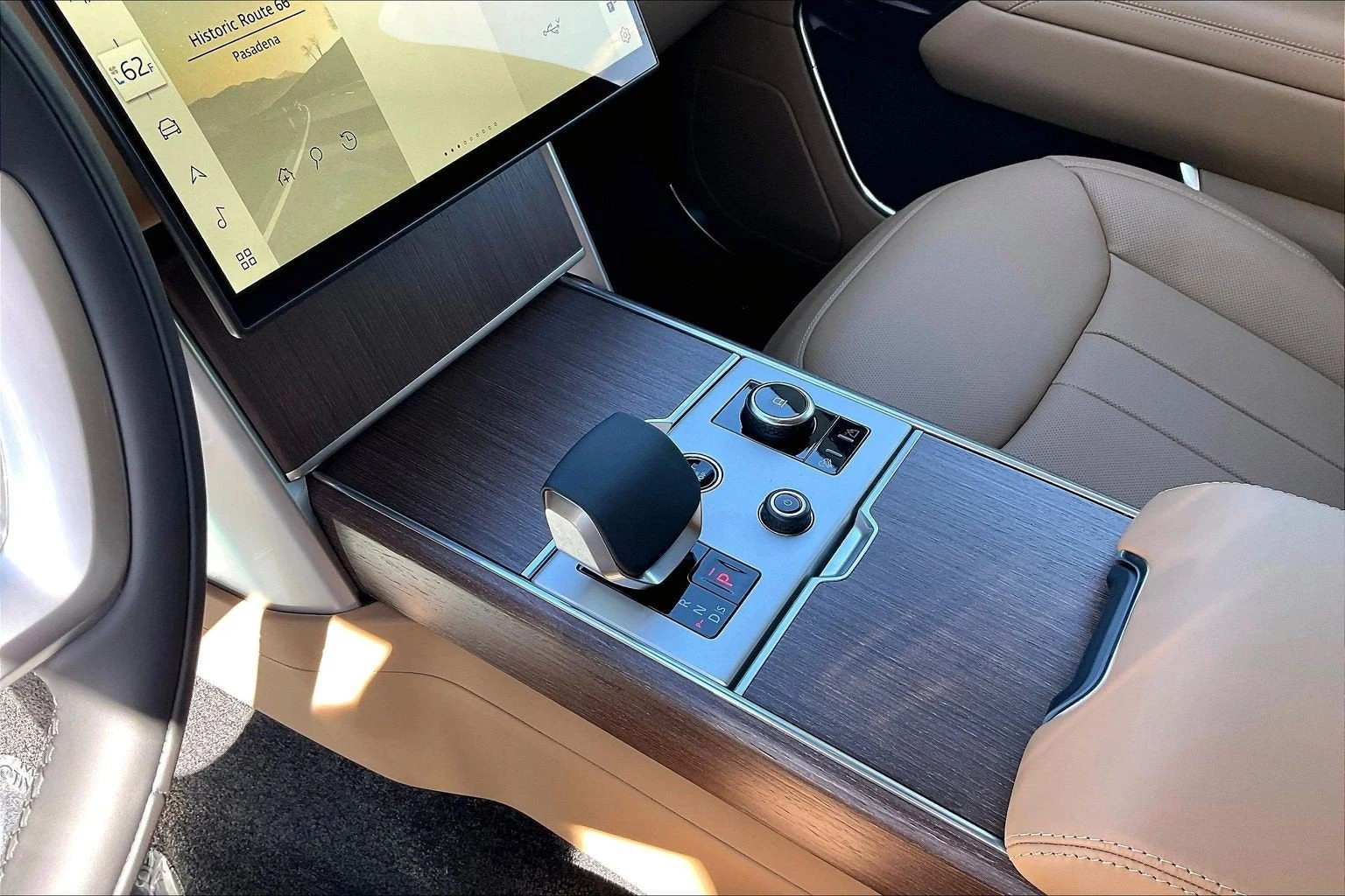 2027 Land Rover Range Rover SE LWB interior