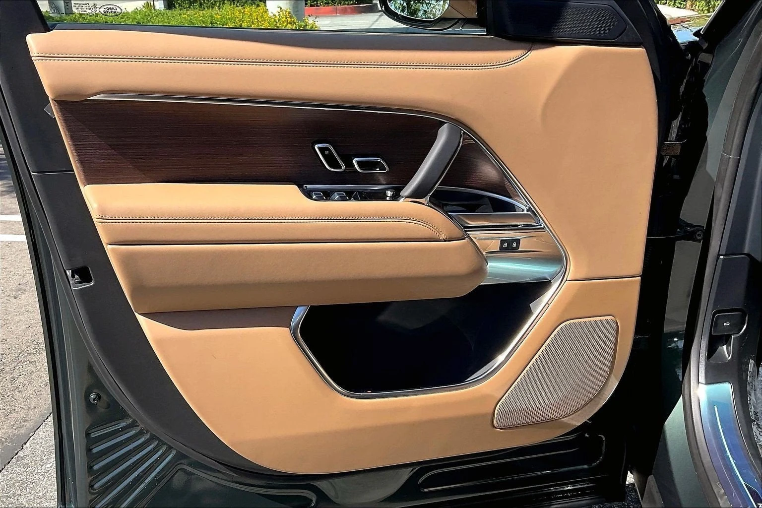 2027 Land Rover Range Rover SE LWB interior, door panel