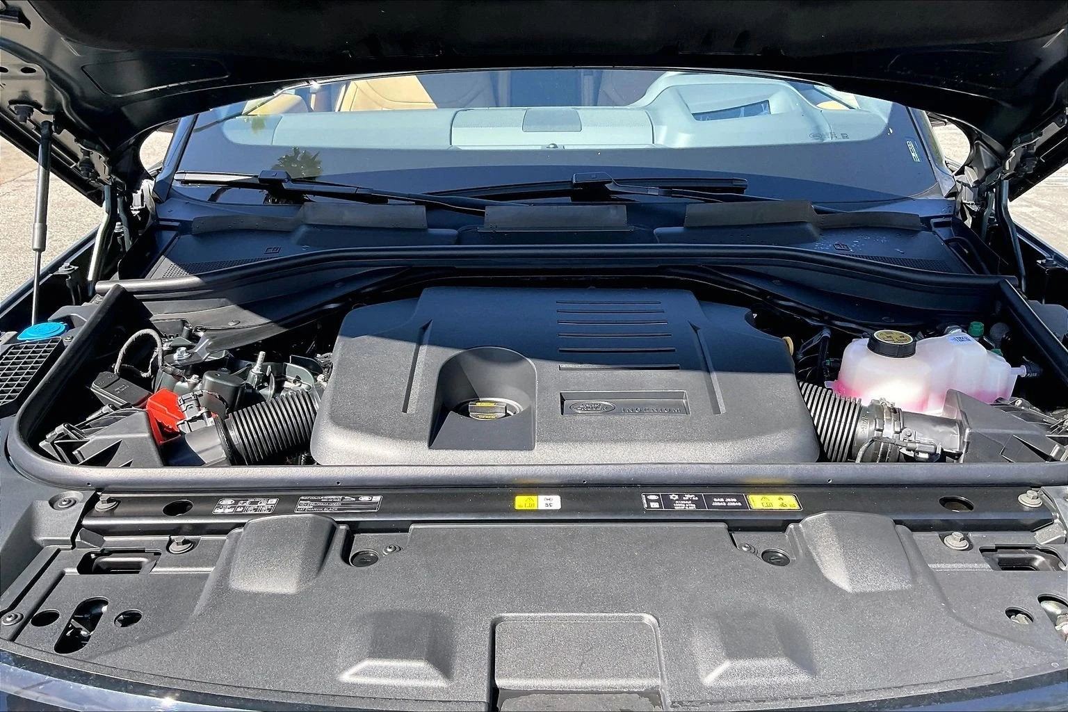 2027 Land Rover Range Rover SE LWB engine