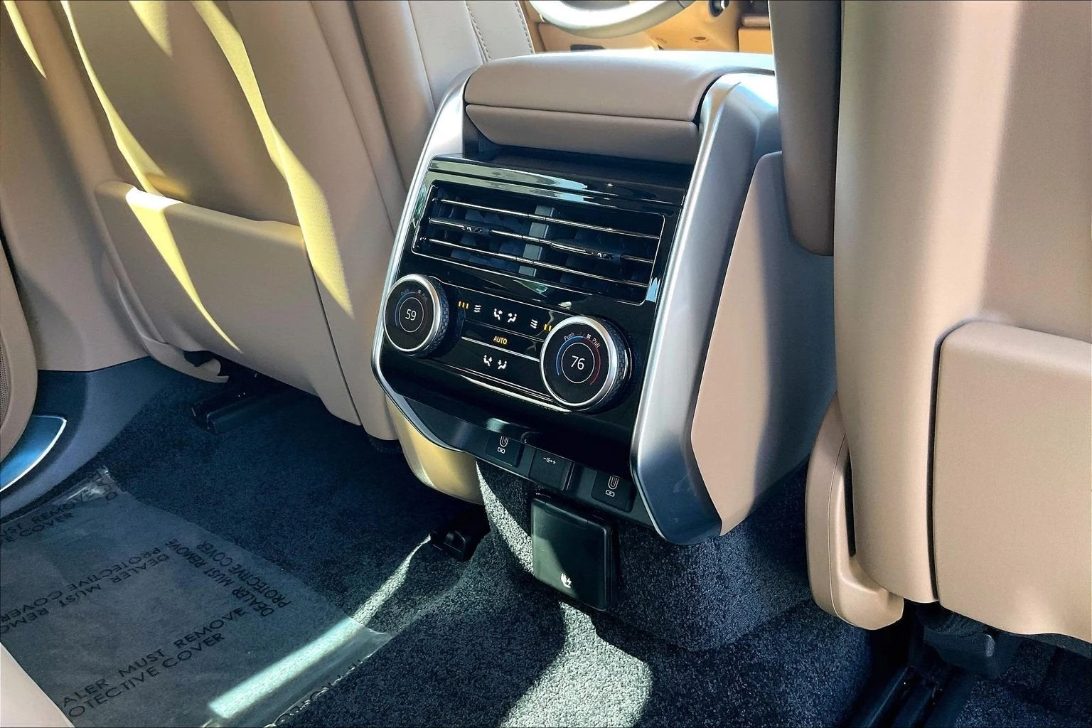 2027 Land Rover Range Rover SE LWB interior