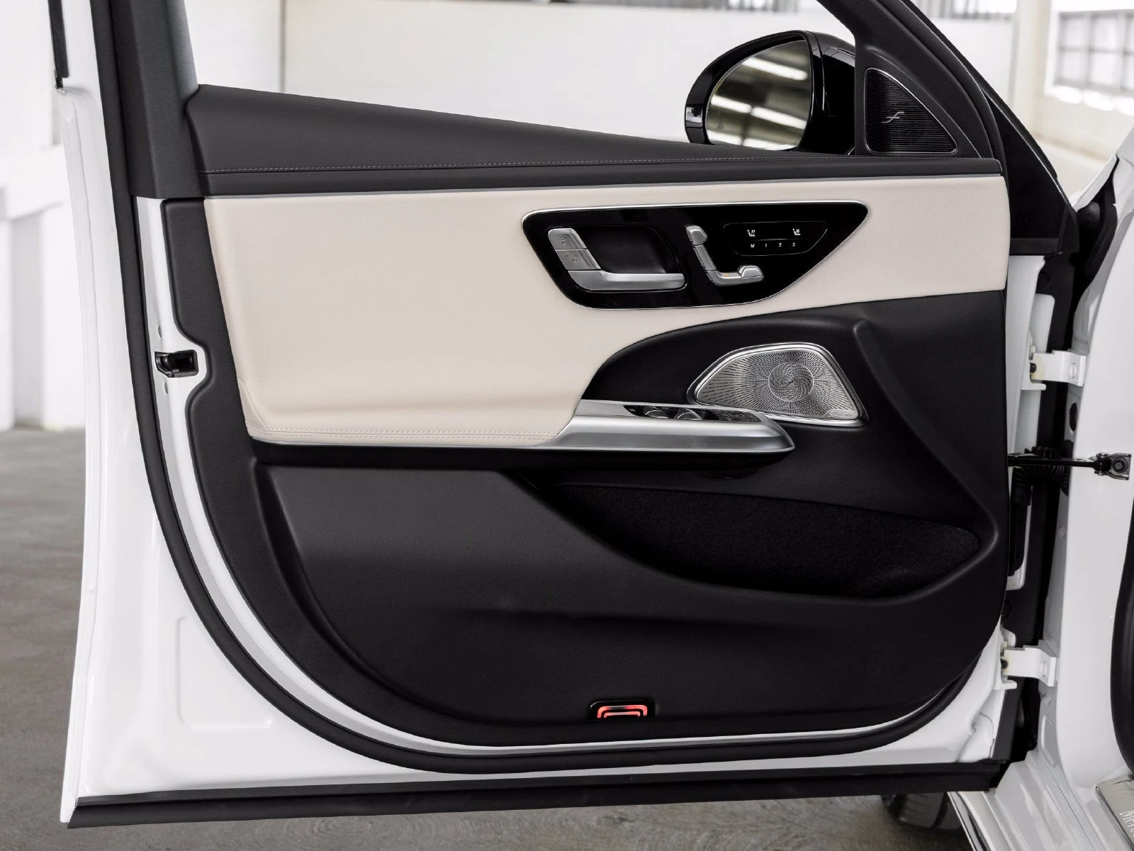 2027 Mercedes-Benz E 350 interior, door panel, Macchiato Beige/Black