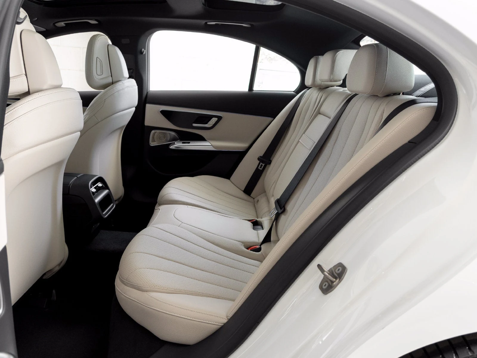 2027 Mercedes-Benz E 350 interior, seats, Macchiato Beige/Black