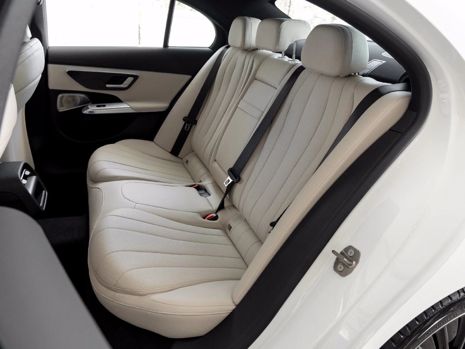 2027 Mercedes-Benz E 350 interior, seats, Macchiato Beige/Black
