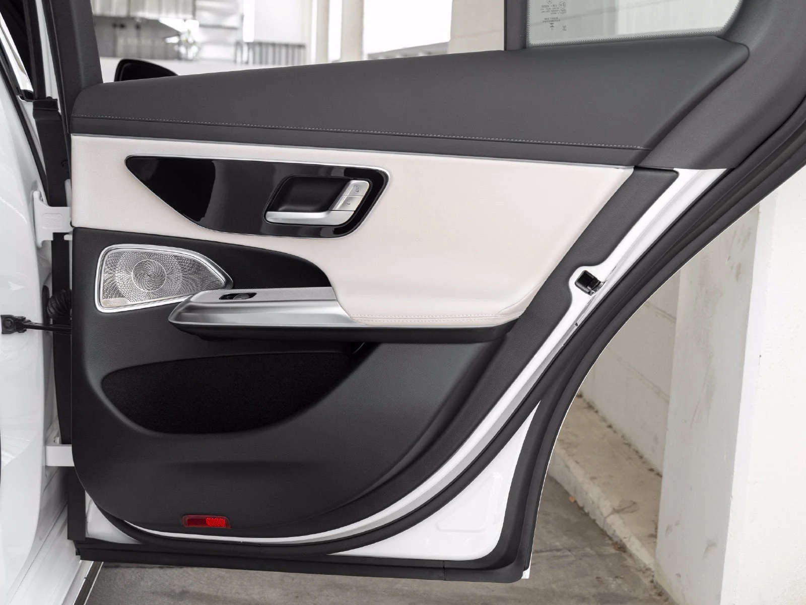 2027 Mercedes-Benz E 350 interior, door panel, Macchiato Beige/Black