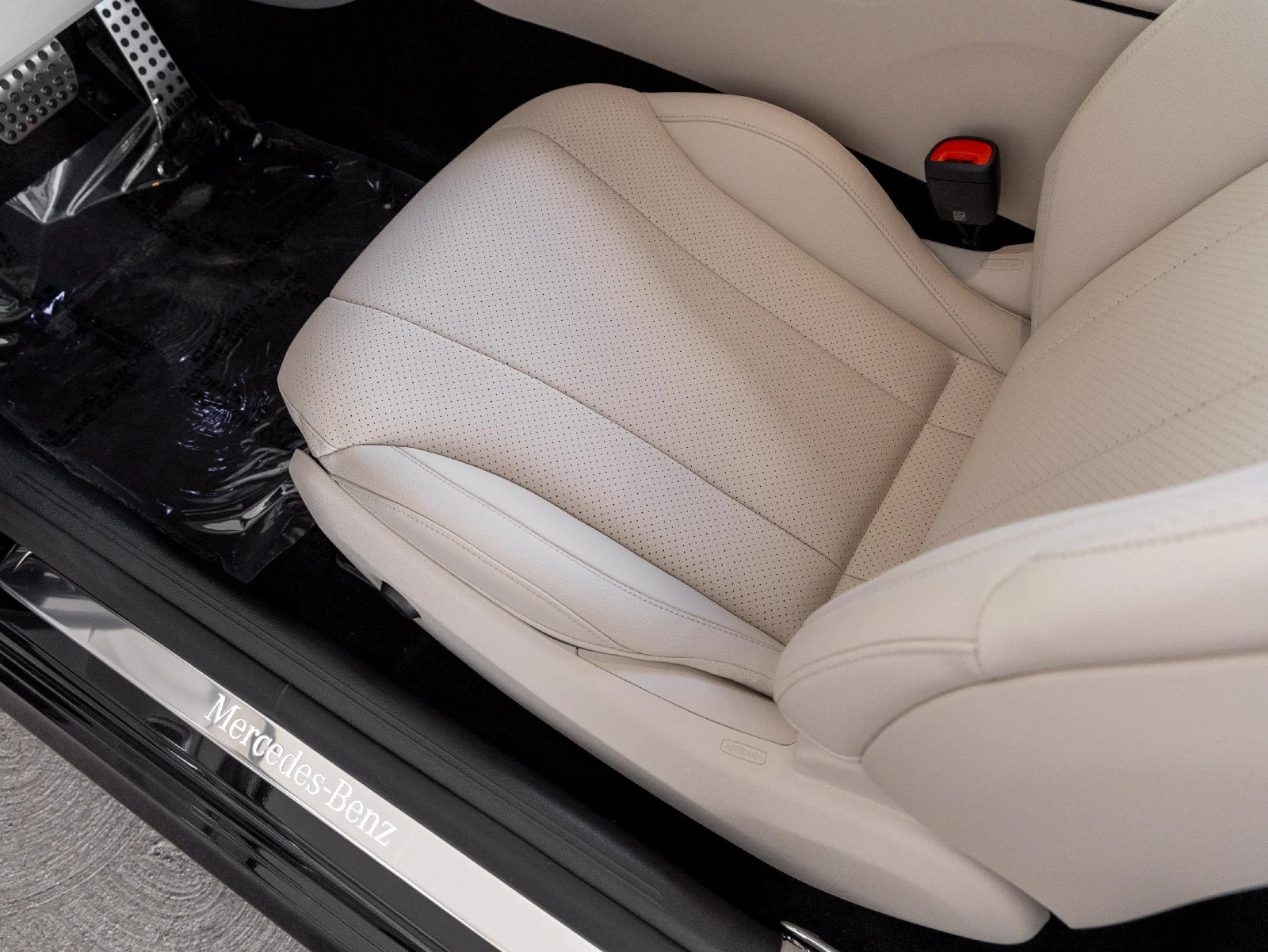 2027 Mercedes-Benz CLE 450 4MATIC Coupé interior, seats, Macchiato Beige