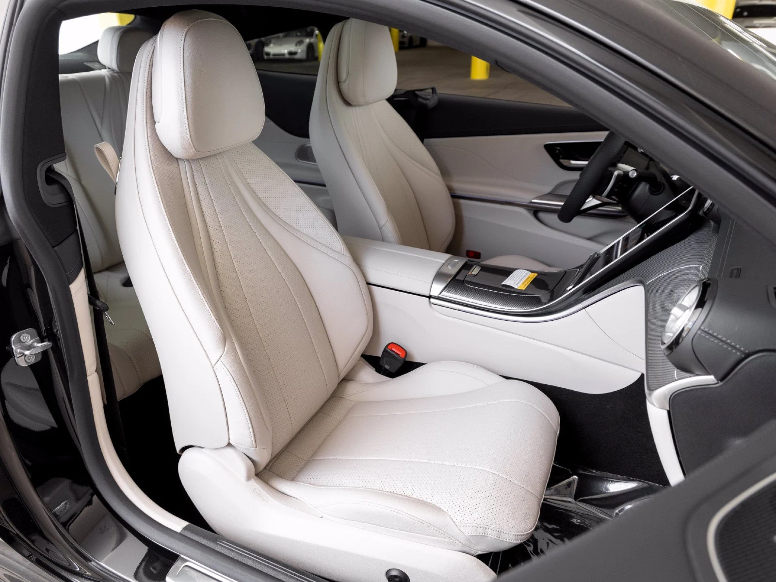 2027 Mercedes-Benz CLE 450 4MATIC Coupé interior, seats, Macchiato Beige